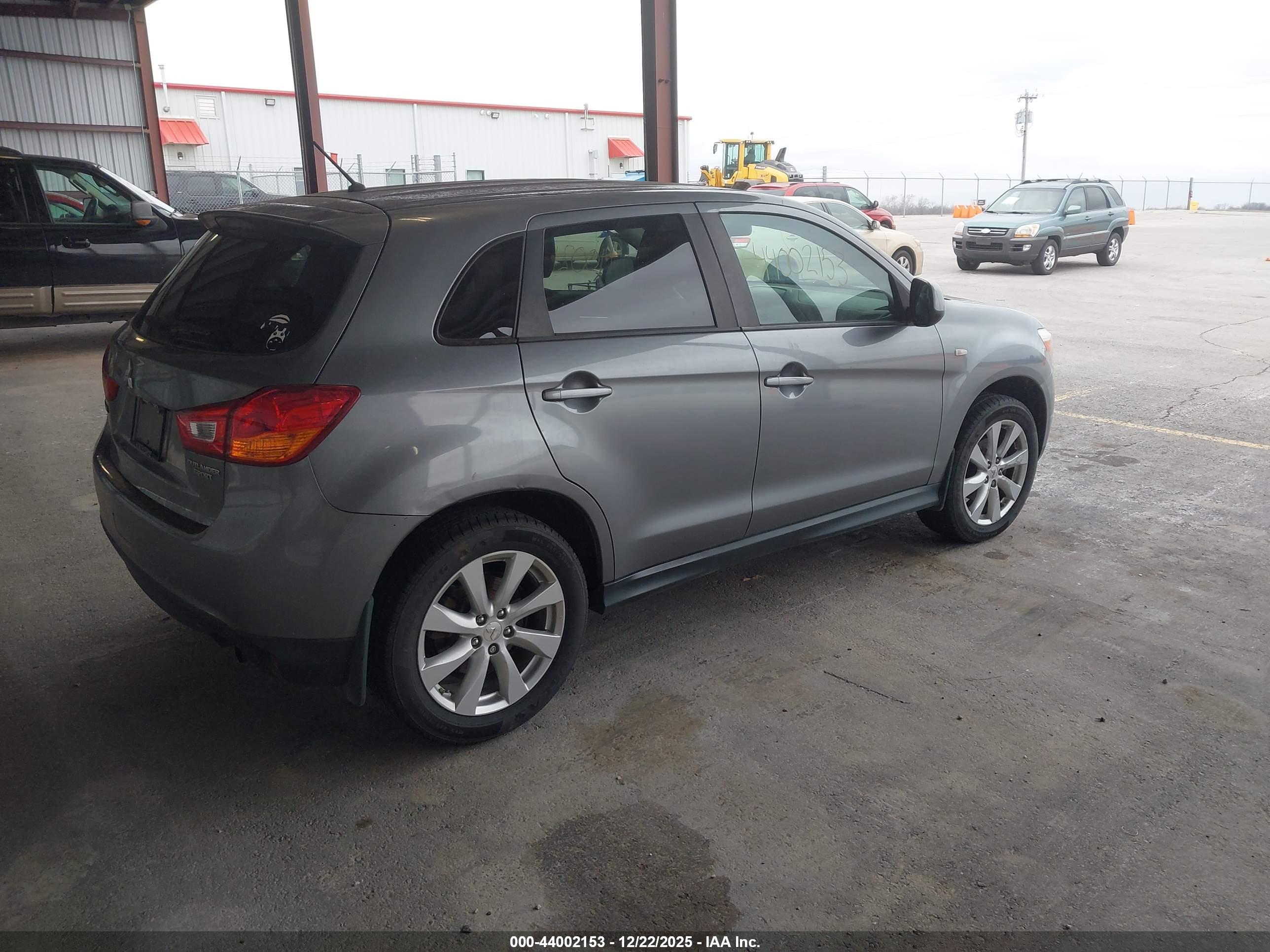 MITSUBISHI OUTLANDER image 4