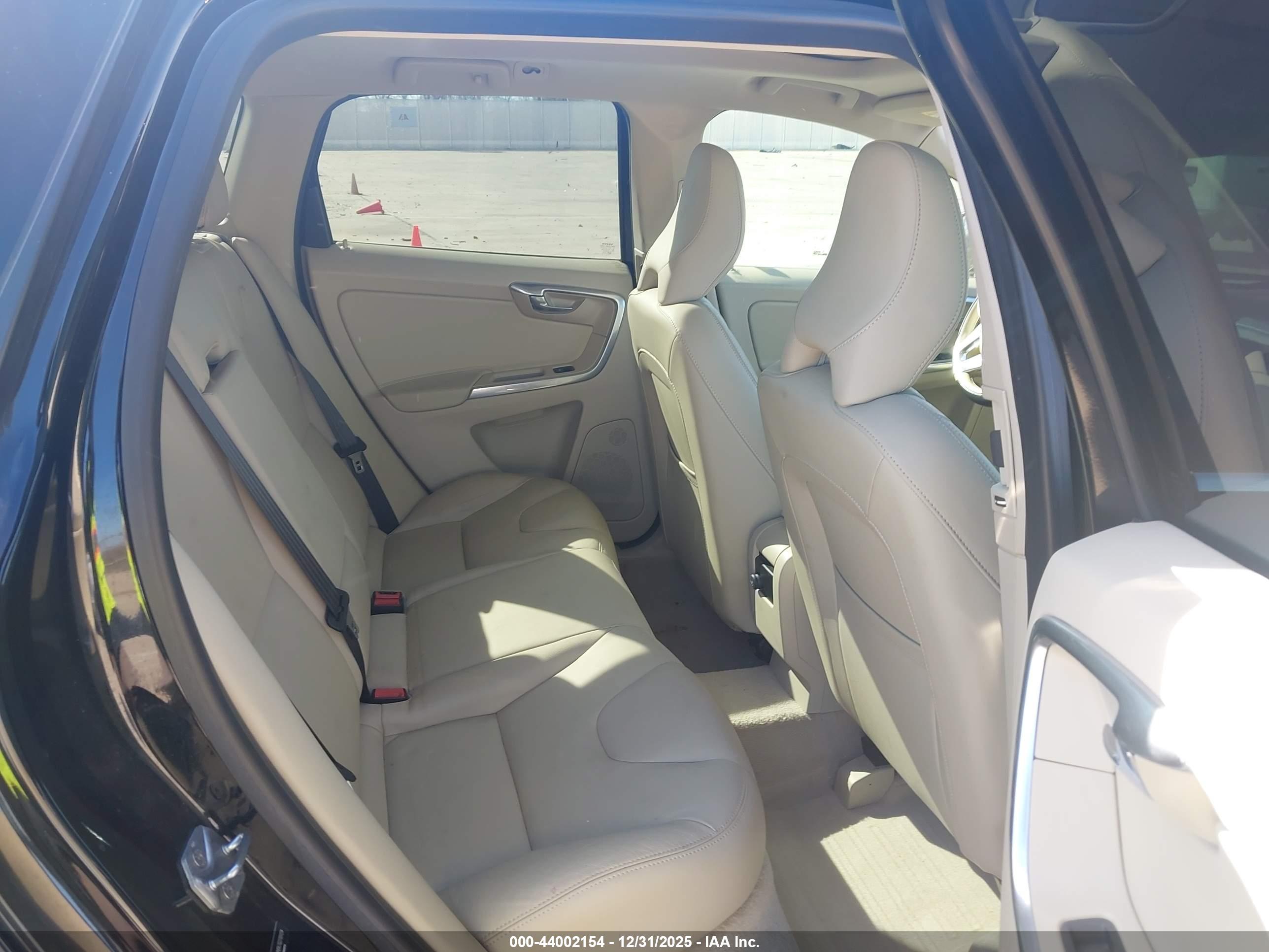 VOLVO XC60 image 8