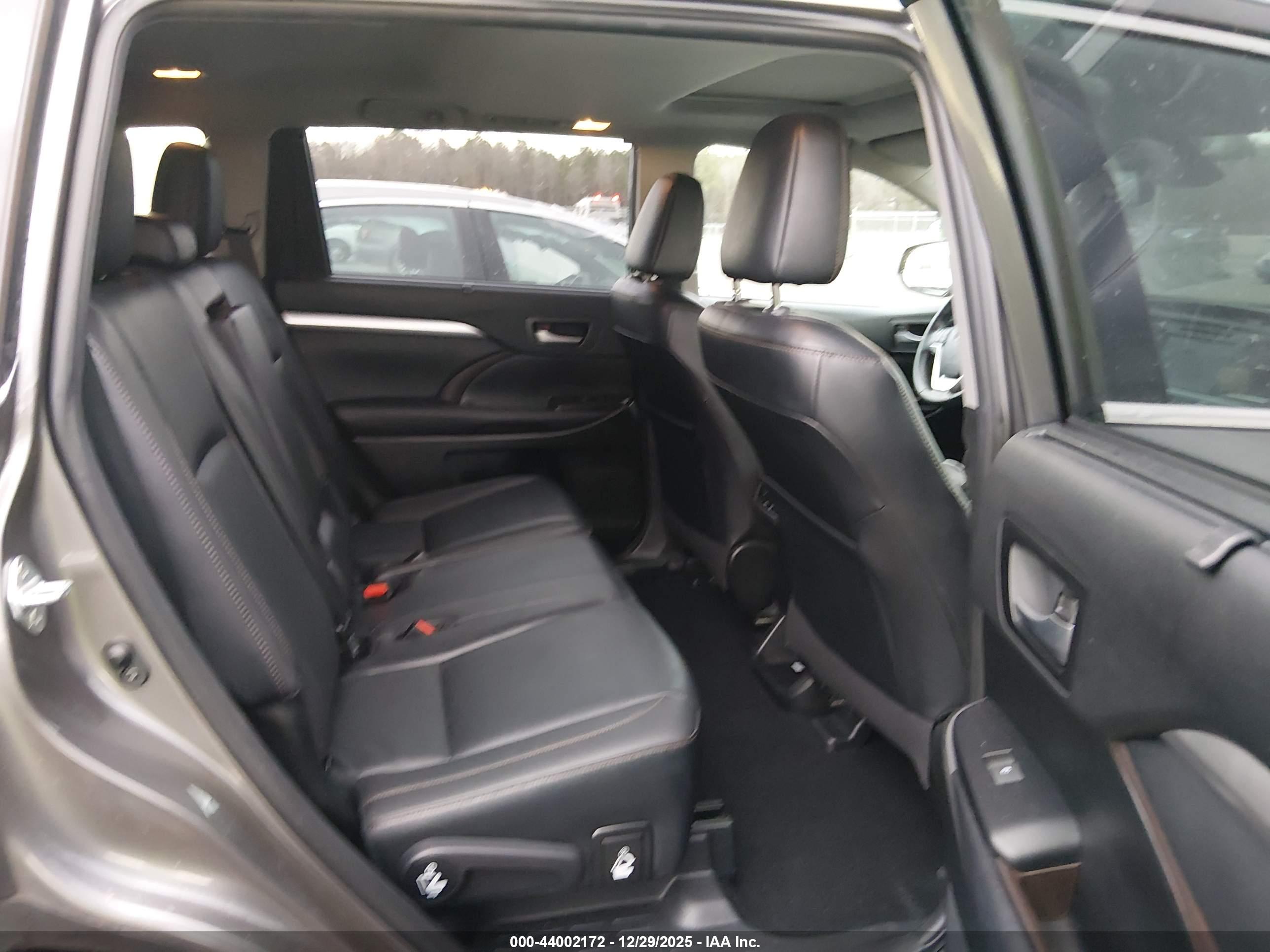 TOYOTA HIGHLANDER image 8