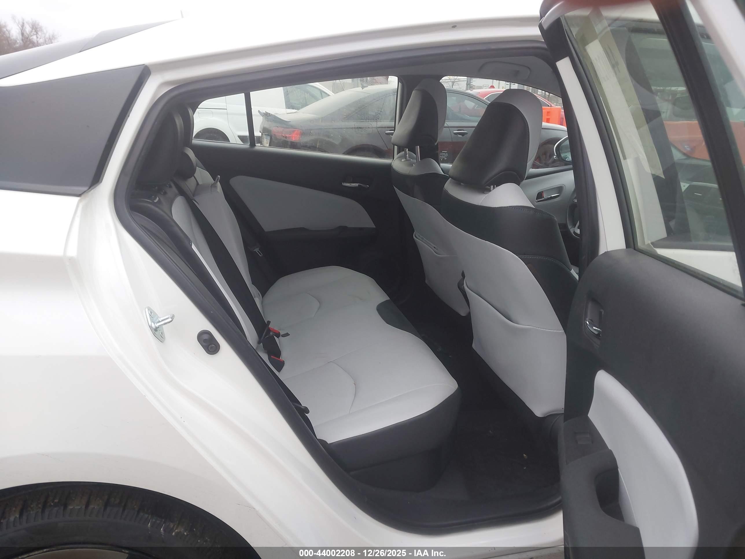 TOYOTA PRIUS image 8