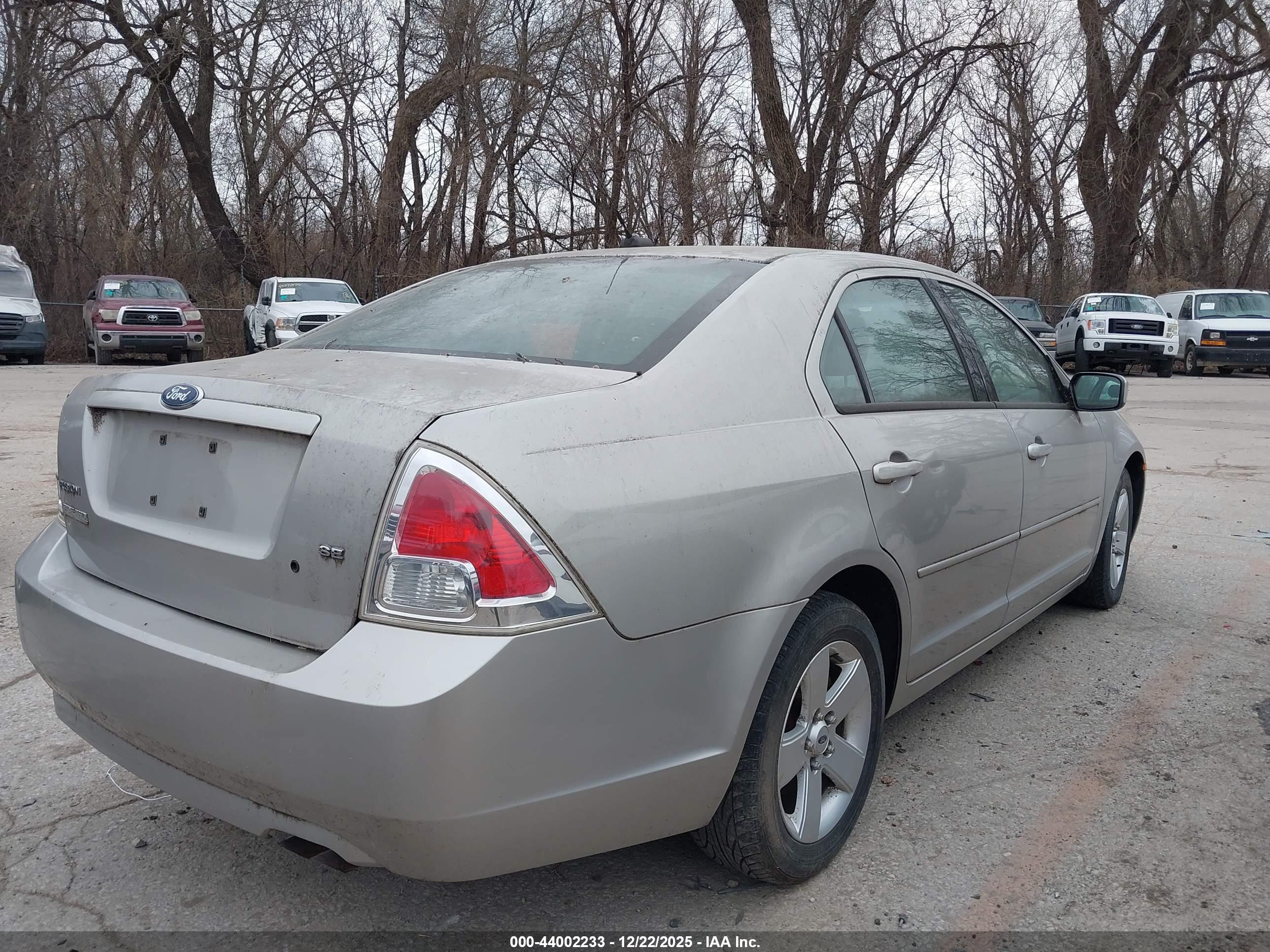 FORD FUSION image 4