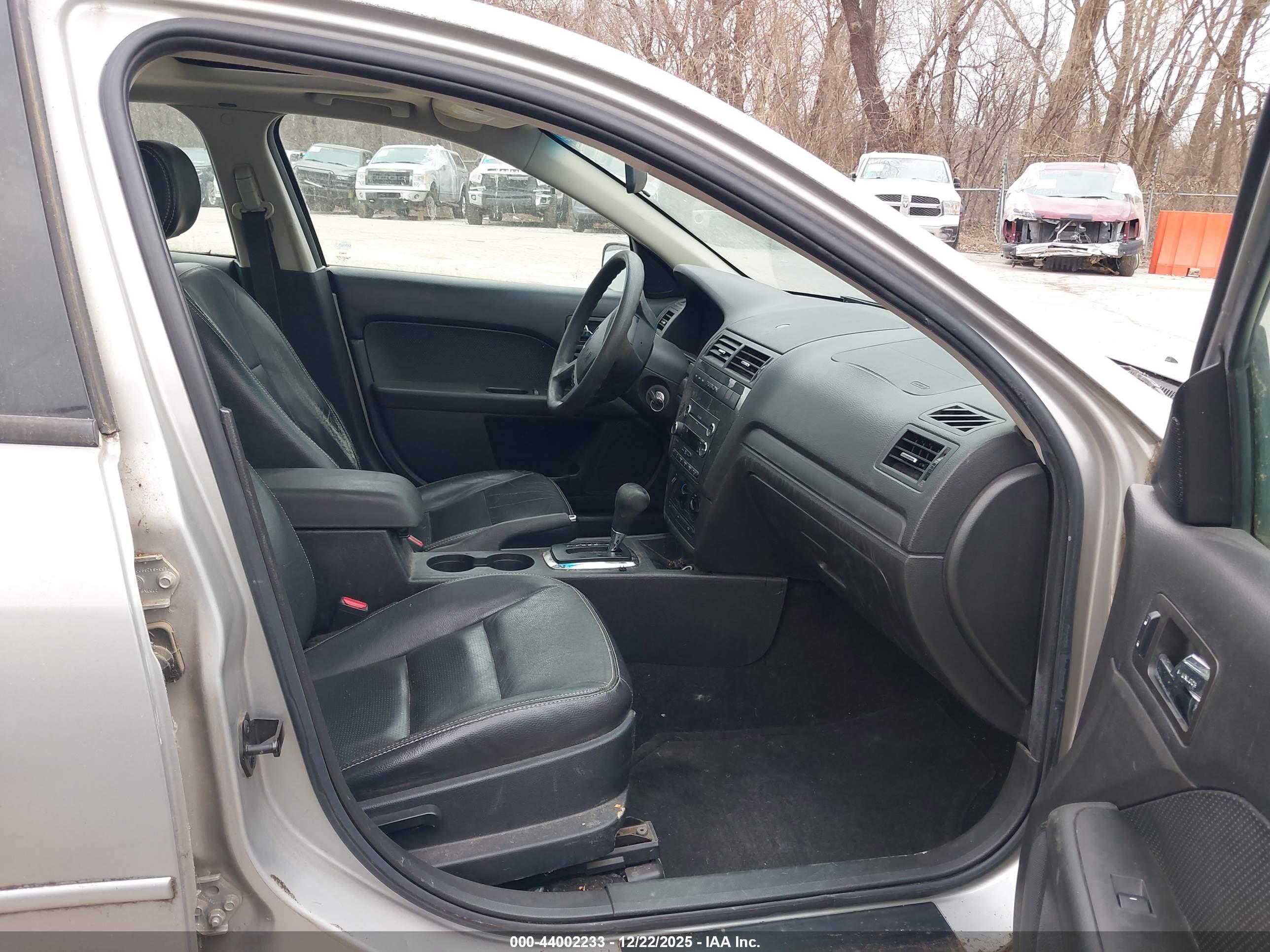 FORD FUSION image 5