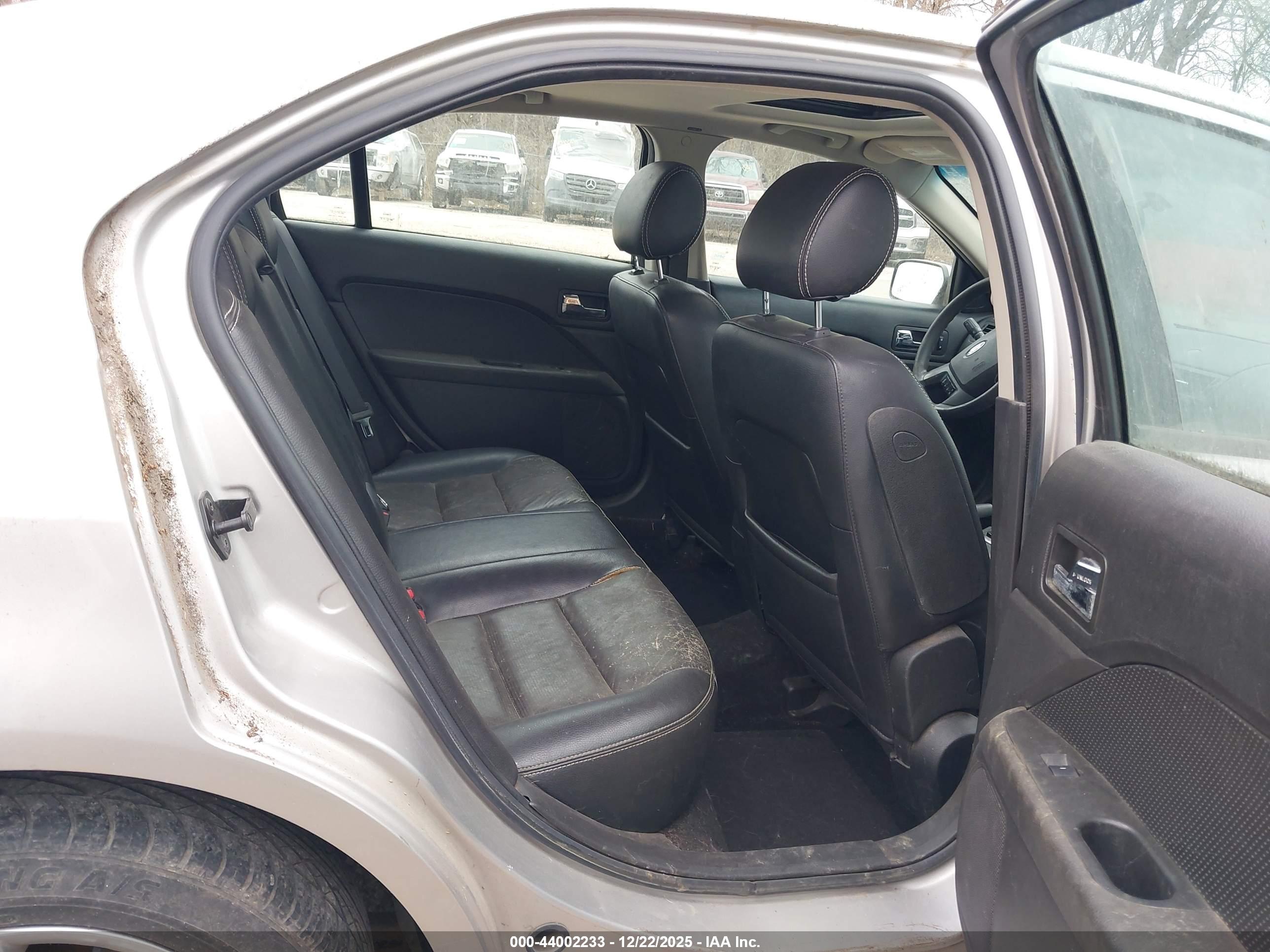 FORD FUSION image 8