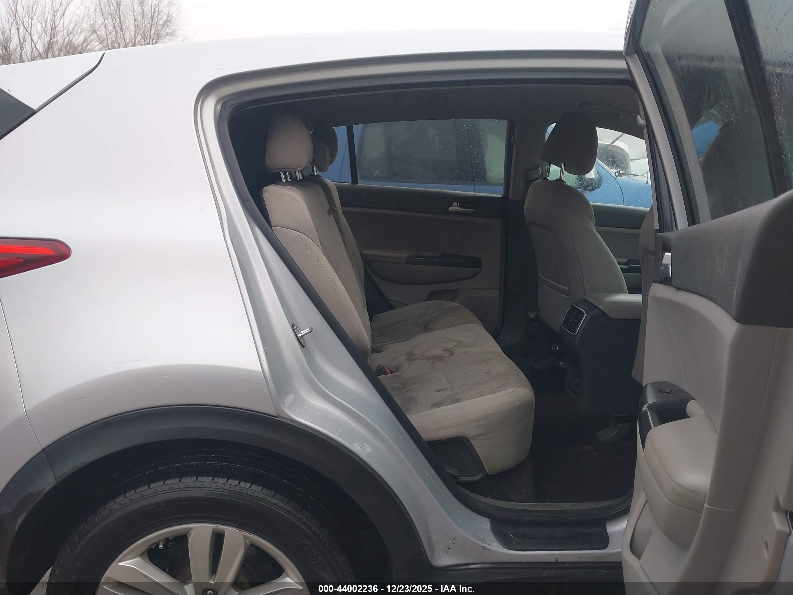 KIA SPORTAGE image 8