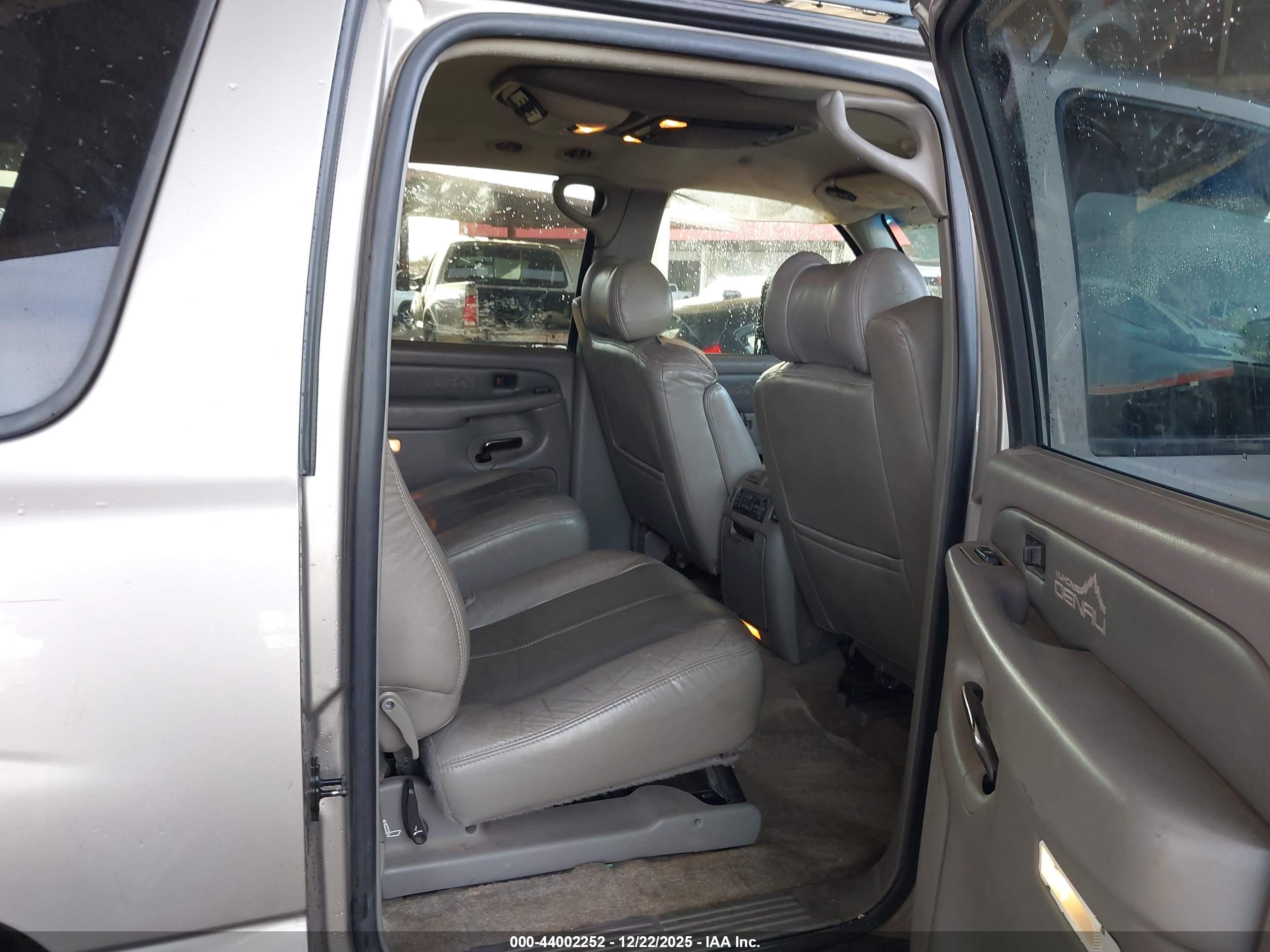 GMC YUKON image 8
