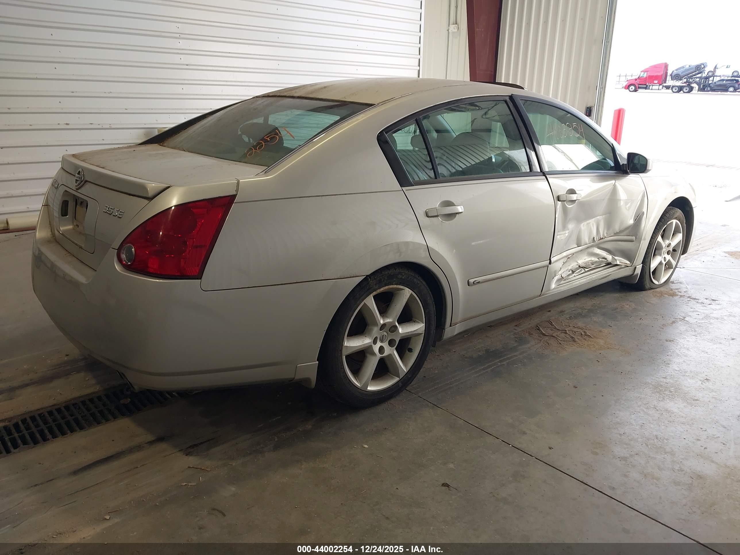 NISSAN MAXIMA image 4