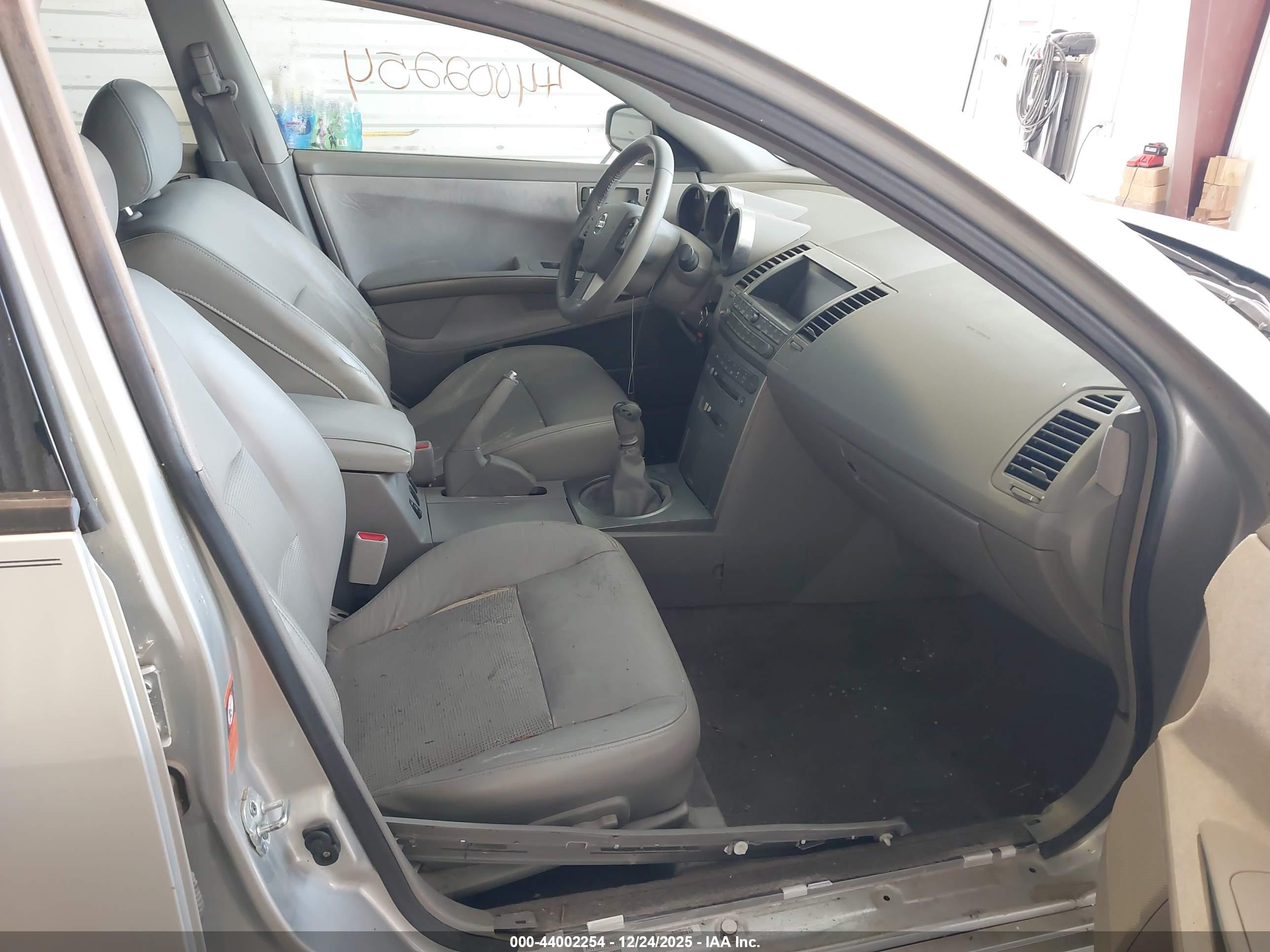 NISSAN MAXIMA image 5