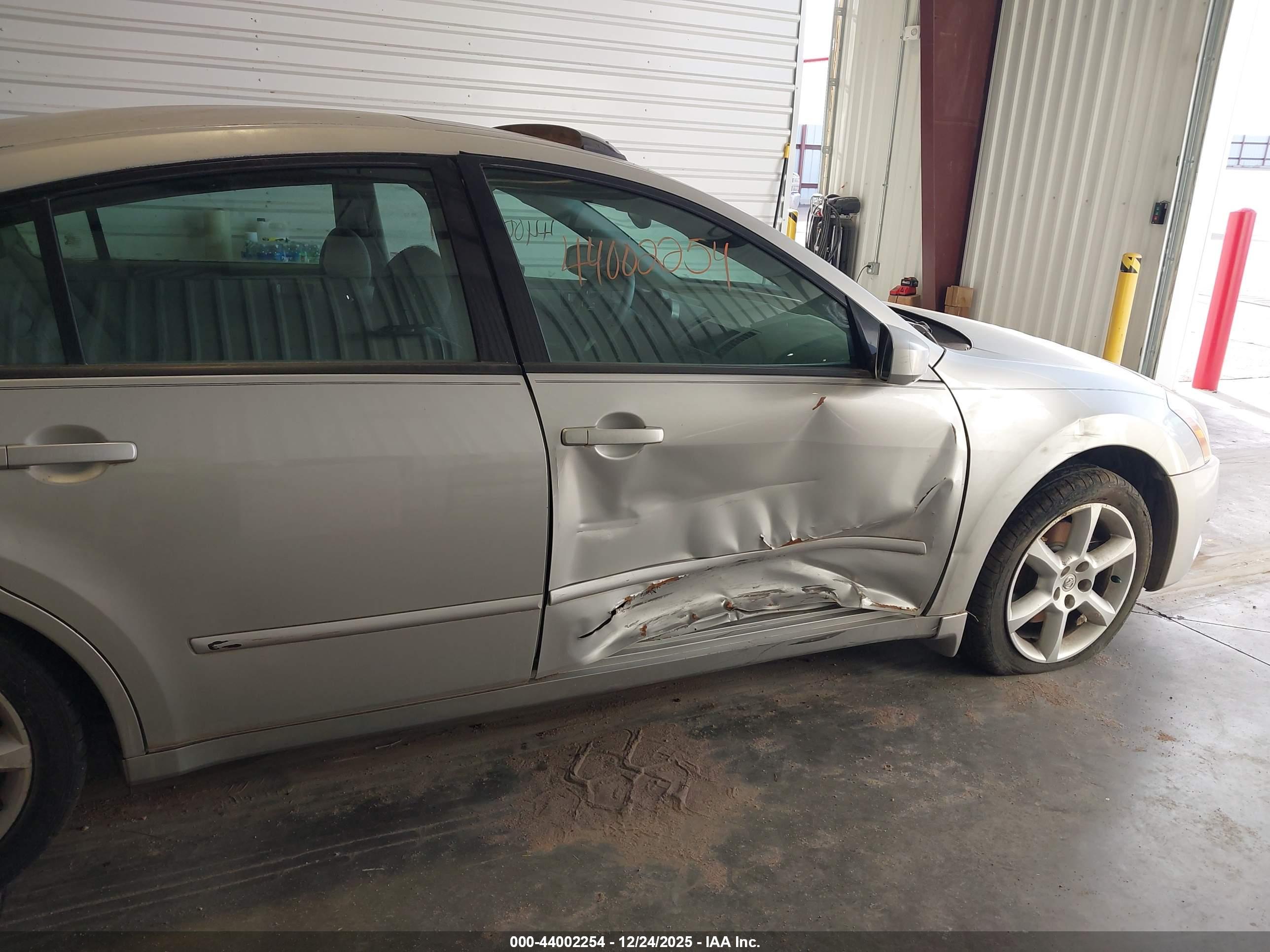 NISSAN MAXIMA image 6