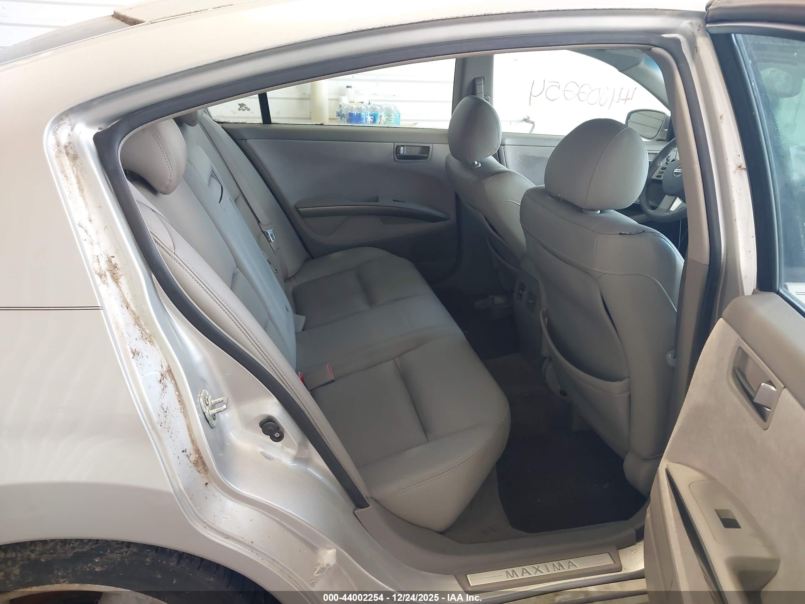 NISSAN MAXIMA image 8