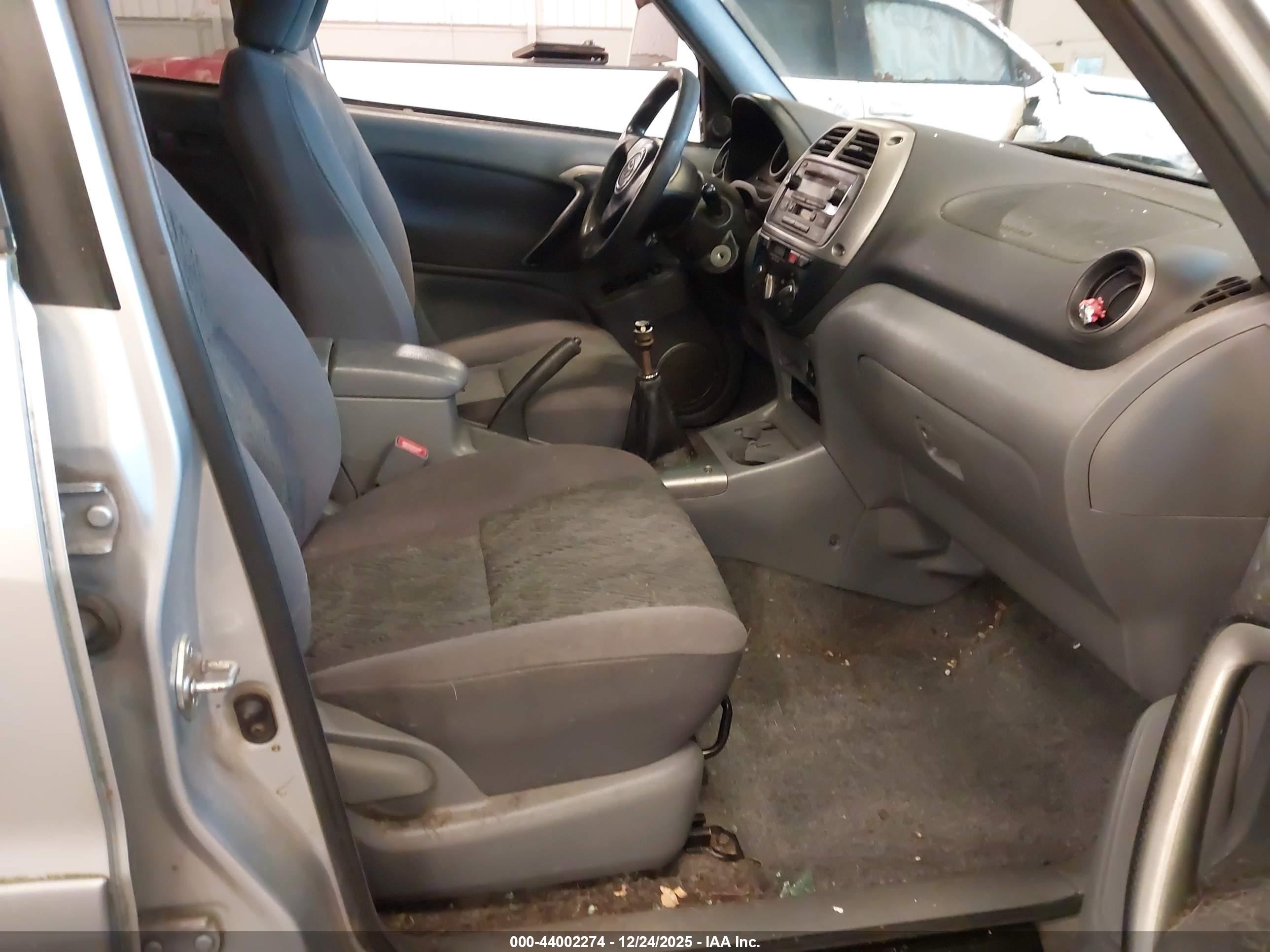TOYOTA RAV4 image 5
