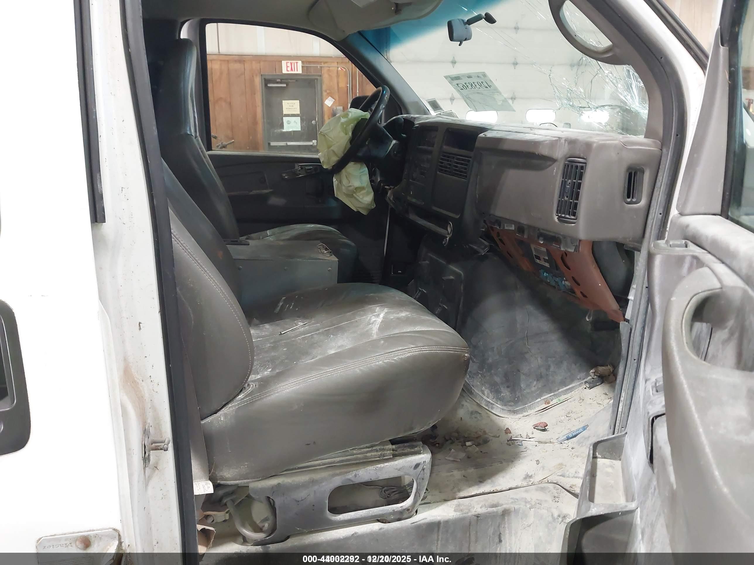CHEVROLET EXPRESS image 5