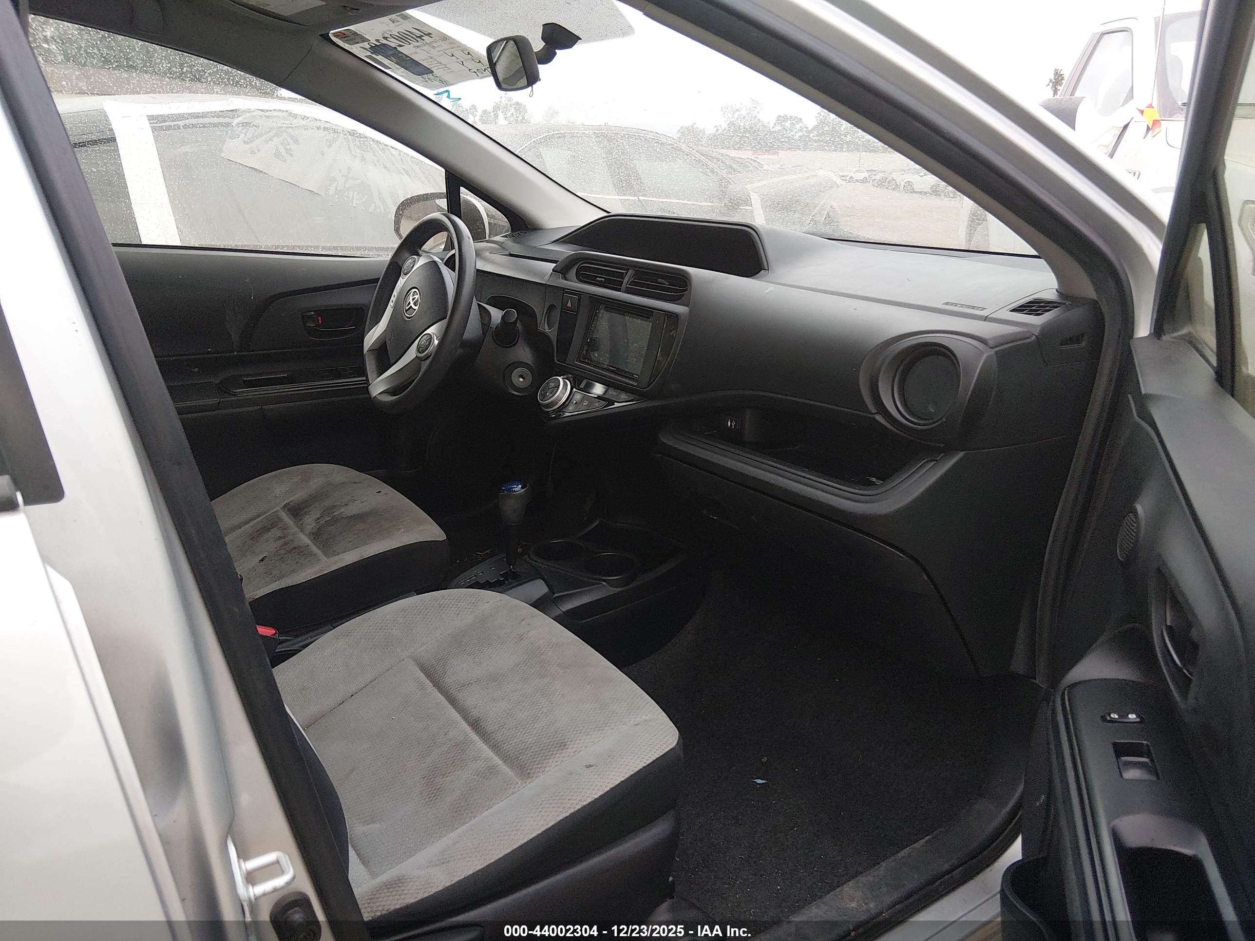 TOYOTA PRIUS image 5