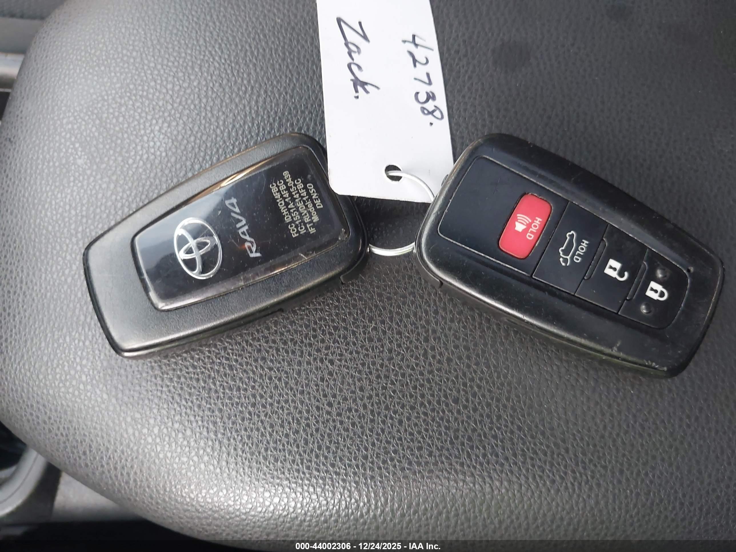TOYOTA RAV4 image 11