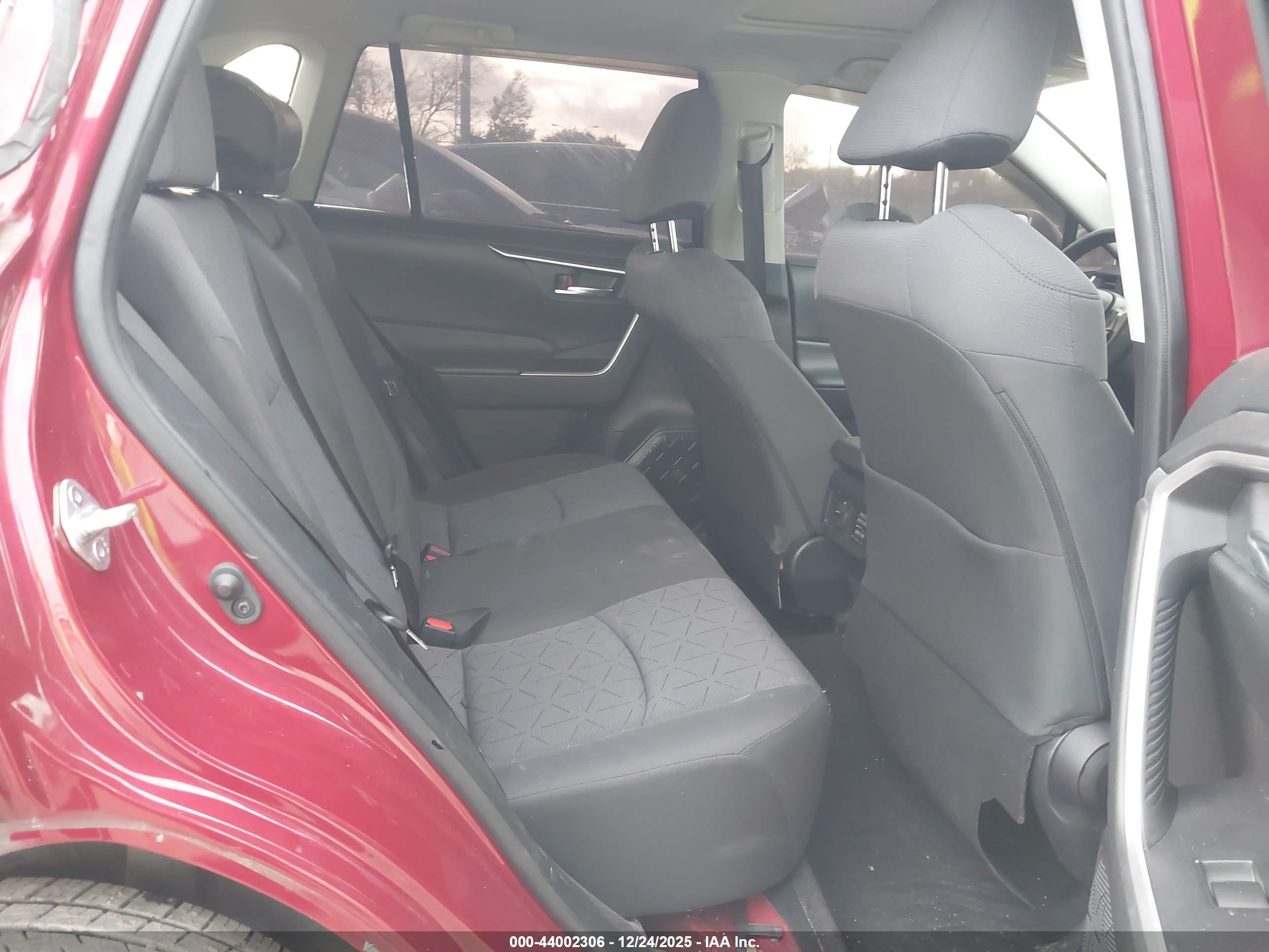 TOYOTA RAV4 image 8