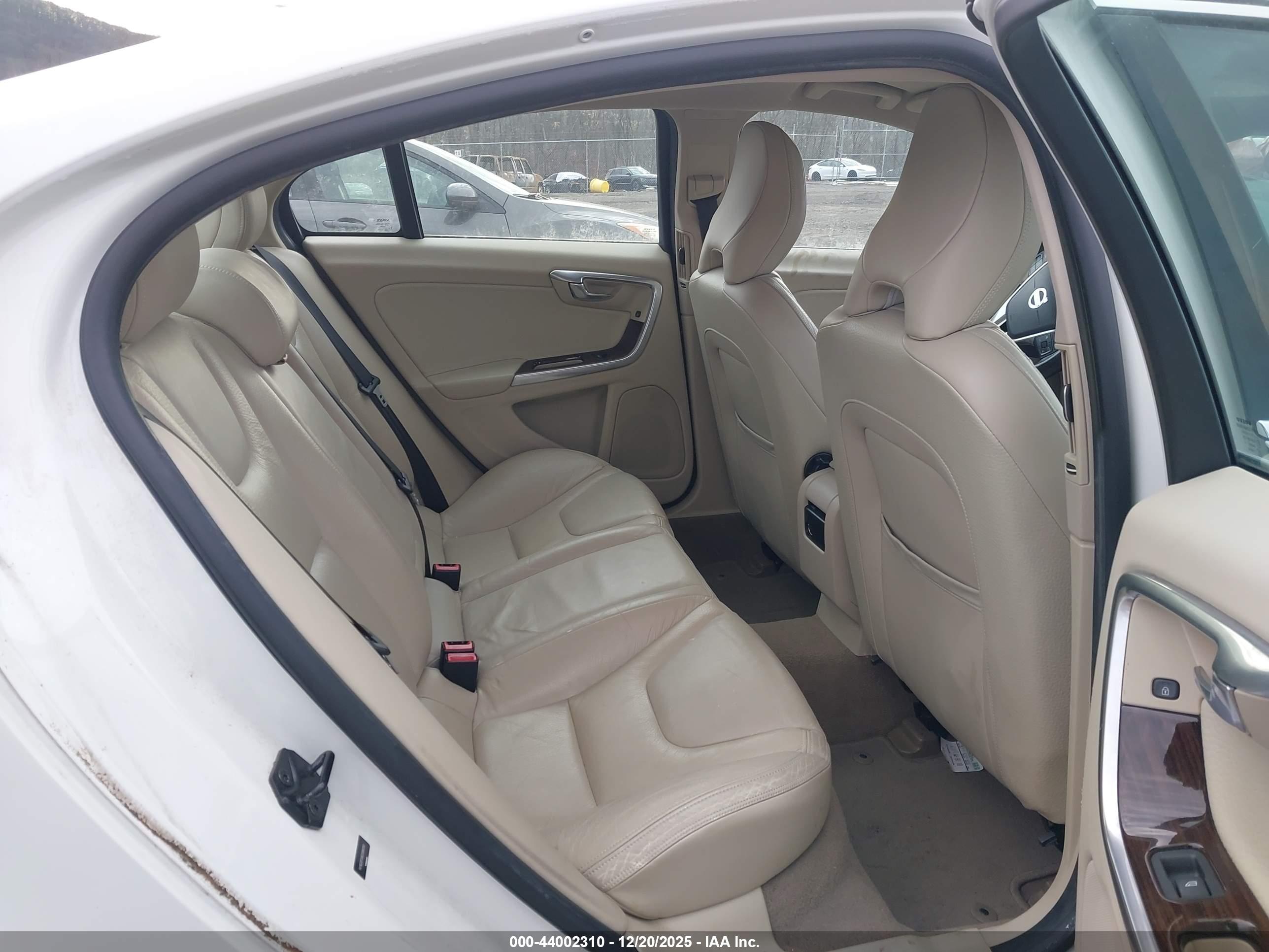 VOLVO S60 image 8