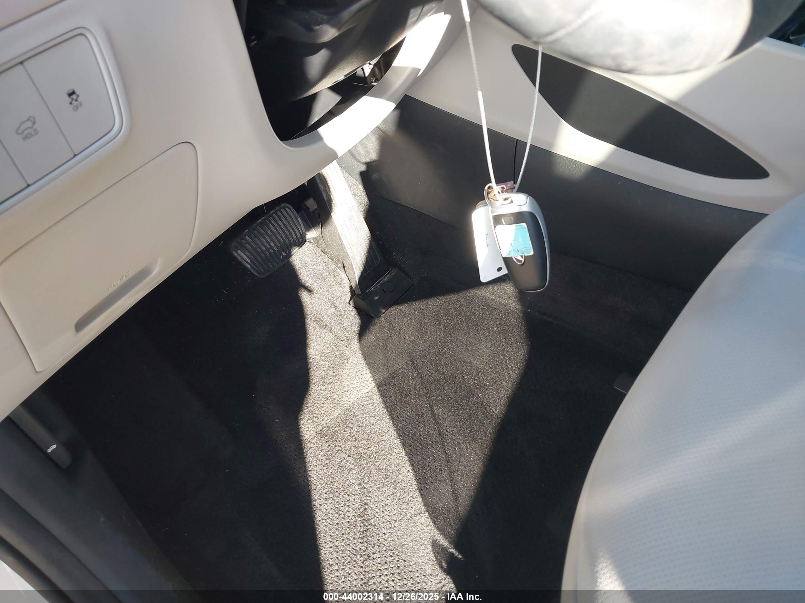 HYUNDAI TUCSON image 11