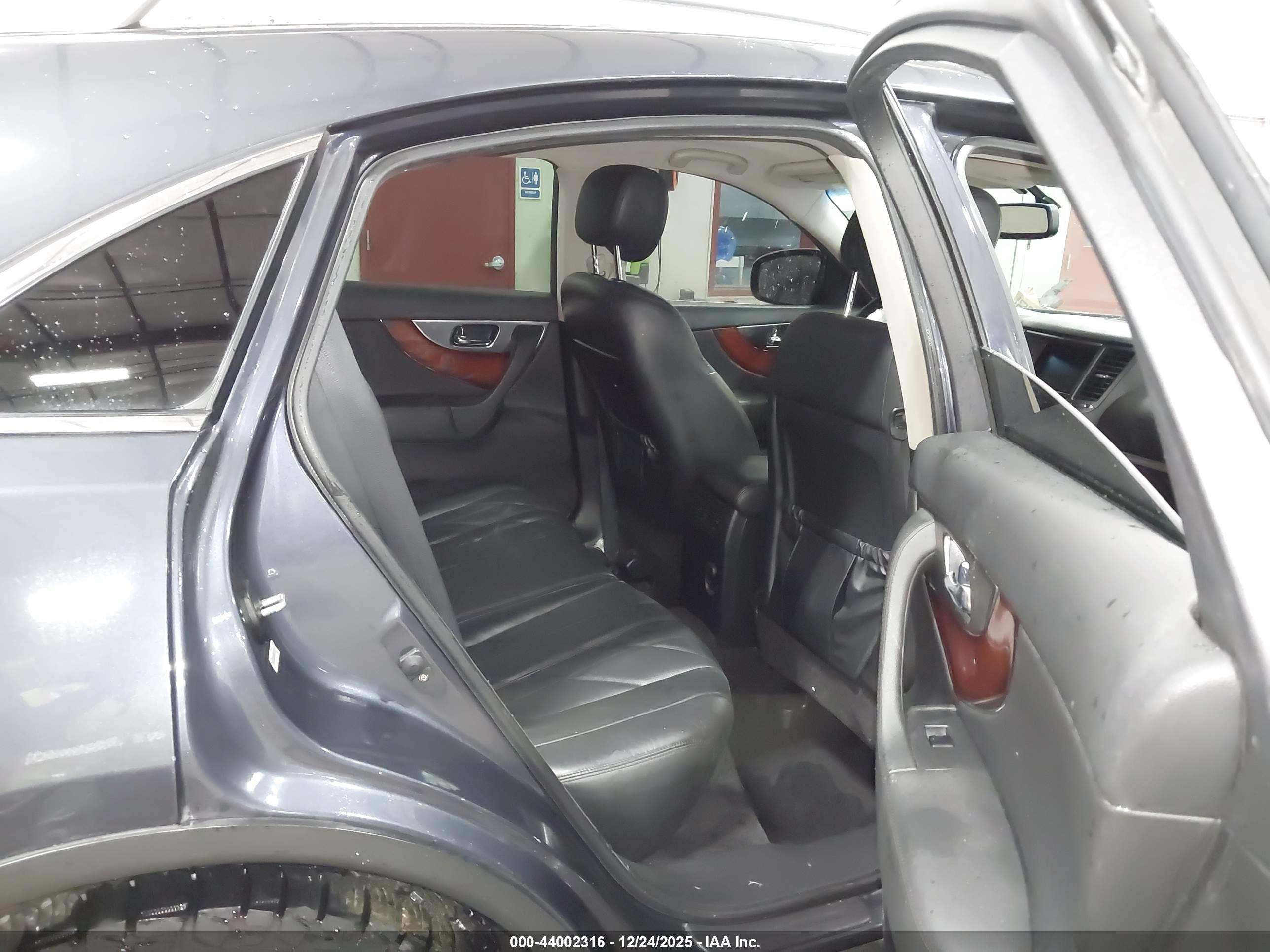 INFINITI FX35 image 8
