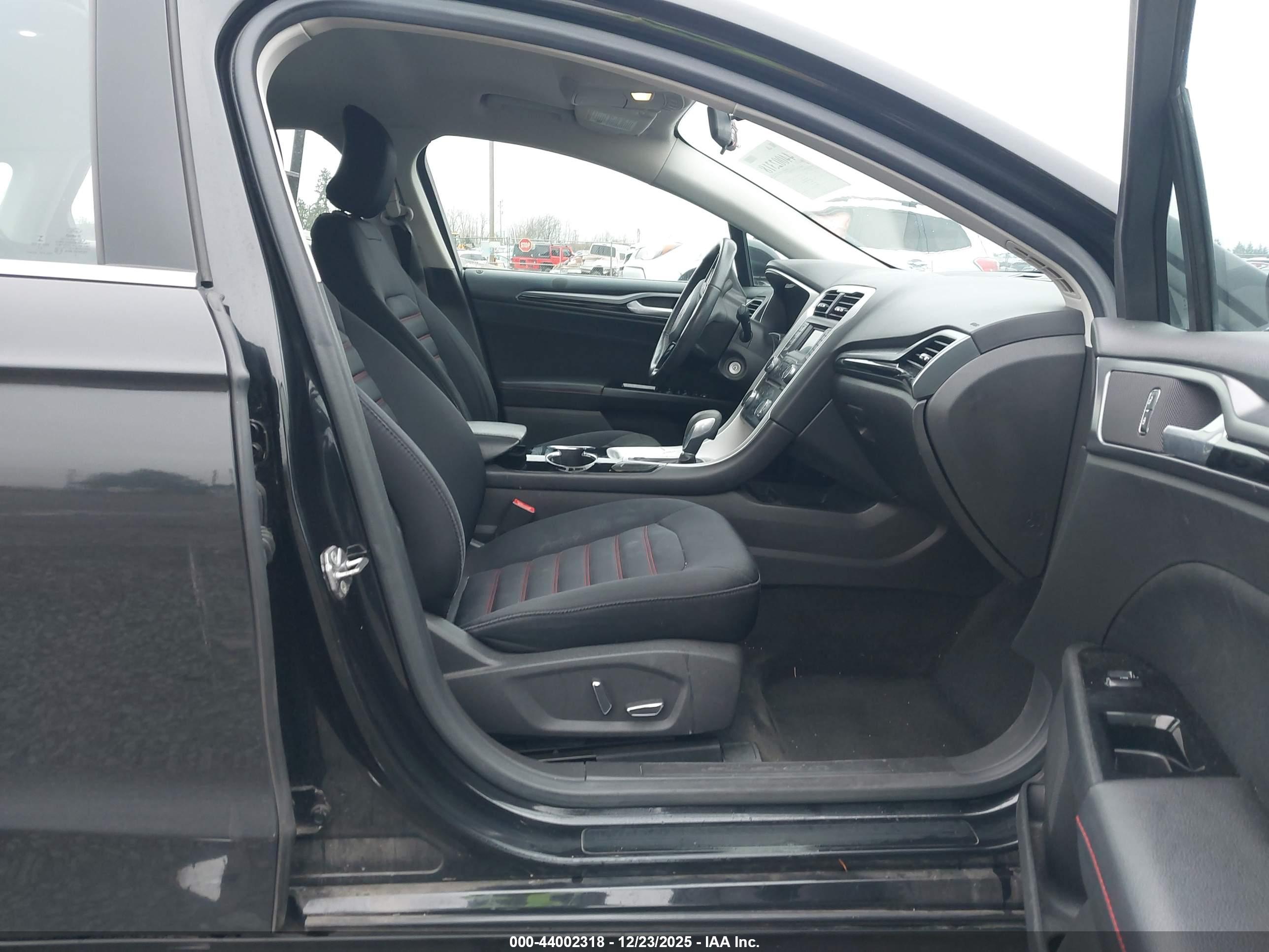 FORD FUSION image 5