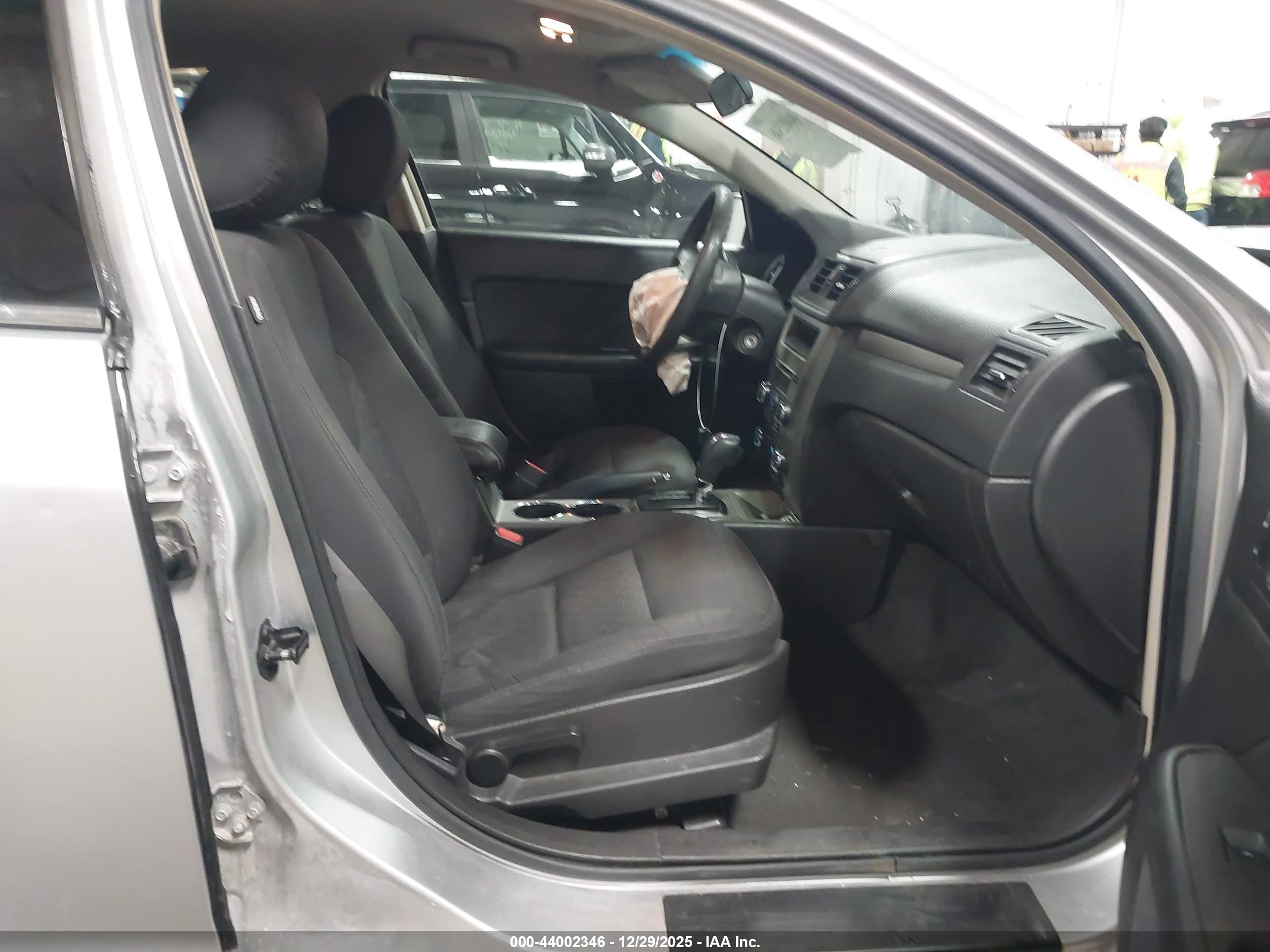FORD FUSION image 5