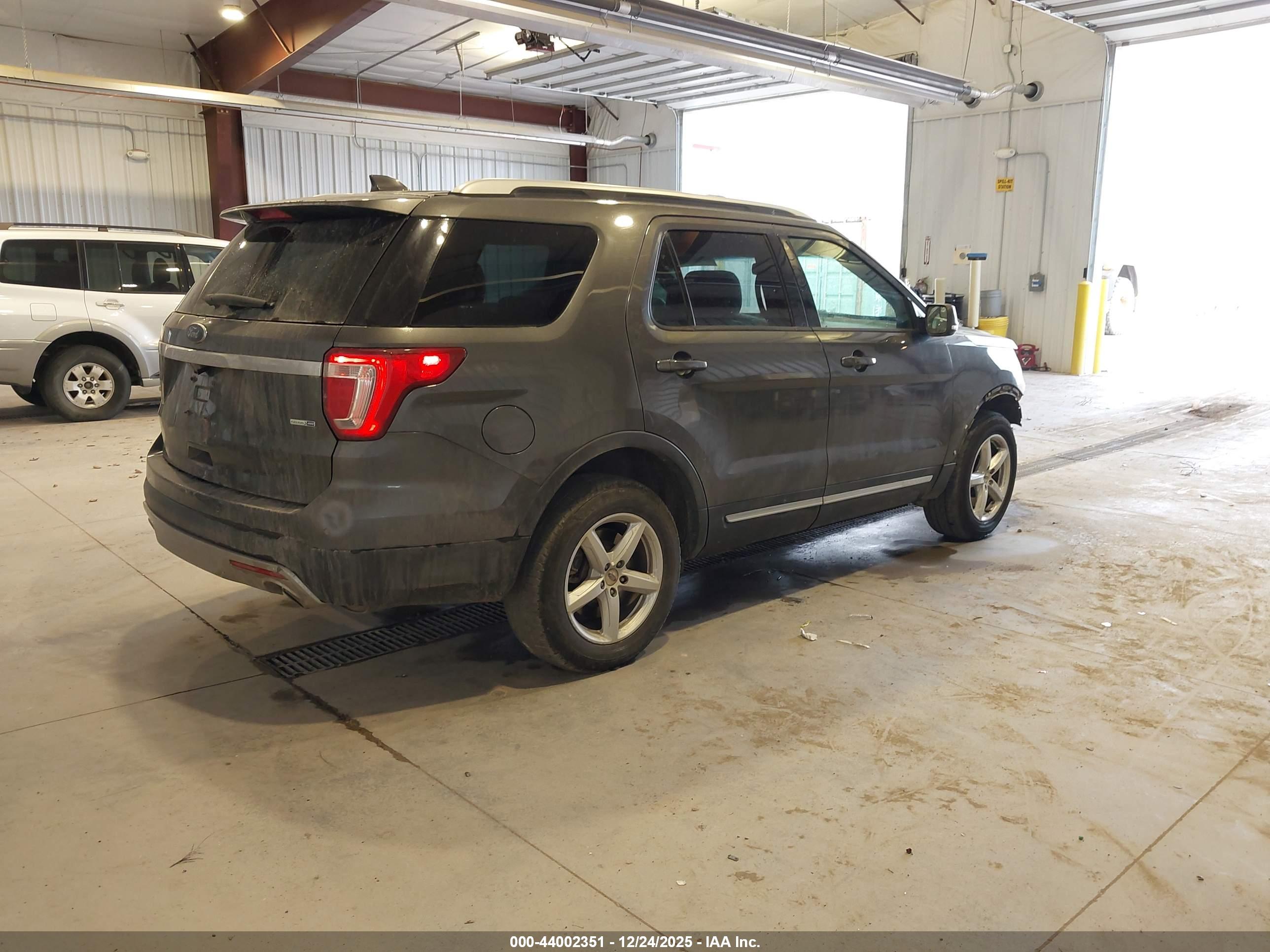 FORD EXPLORER image 4