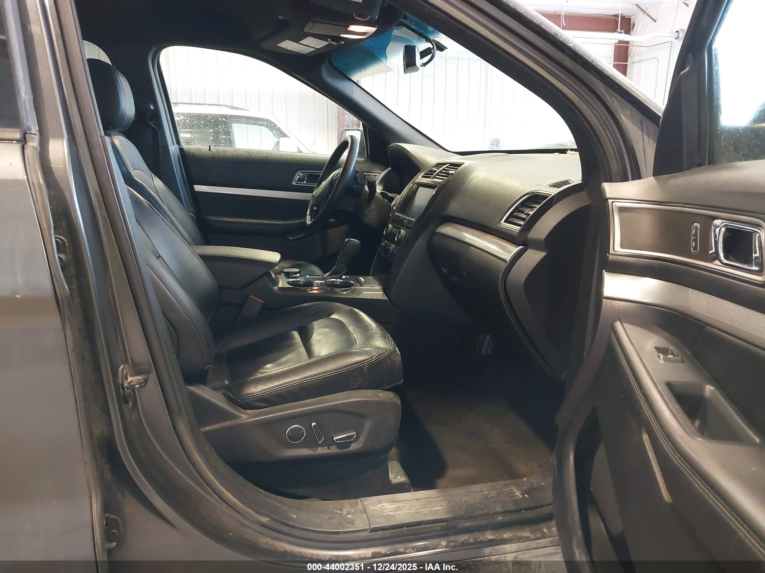 FORD EXPLORER image 5