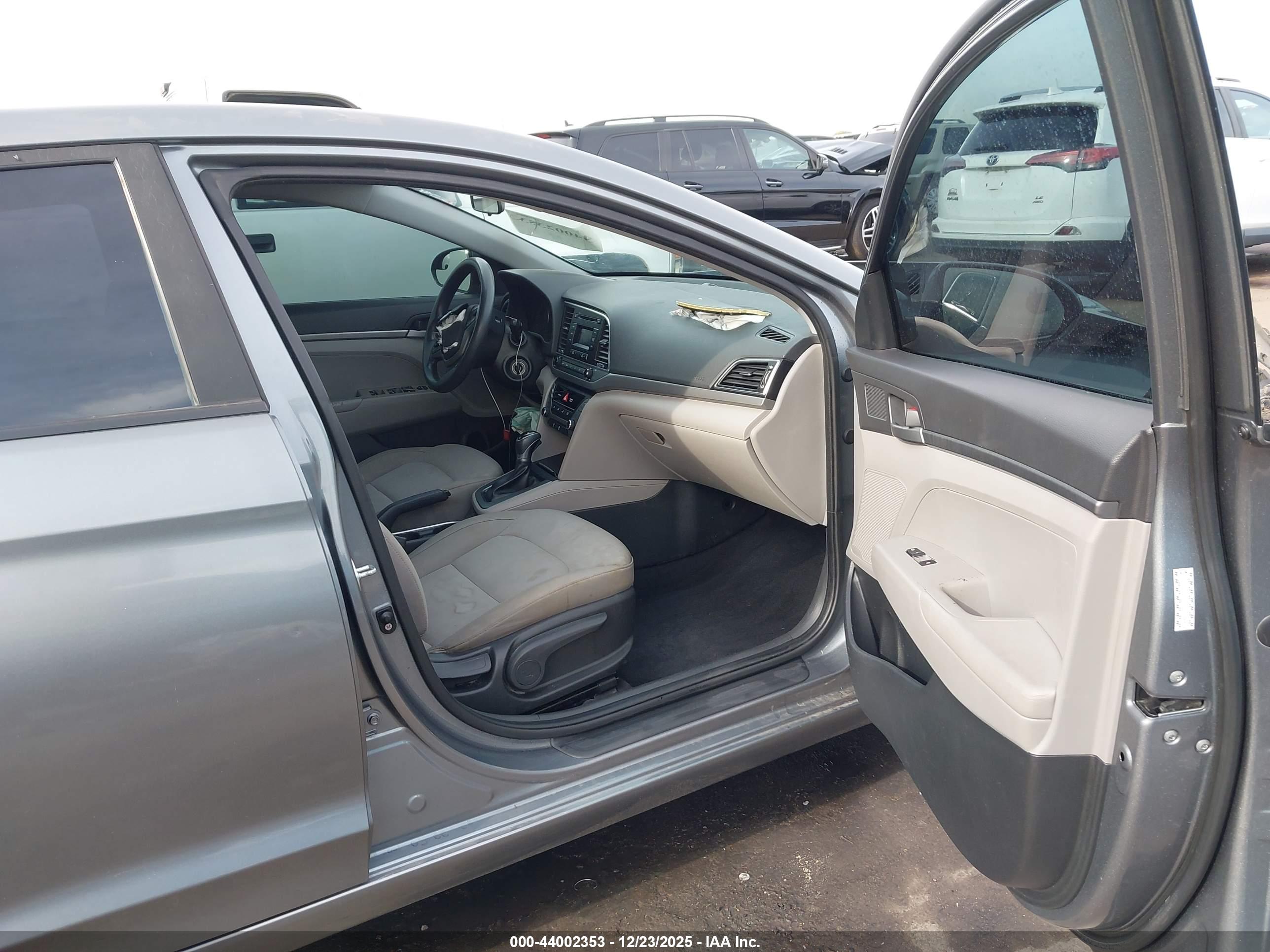 HYUNDAI ELANTRA image 5