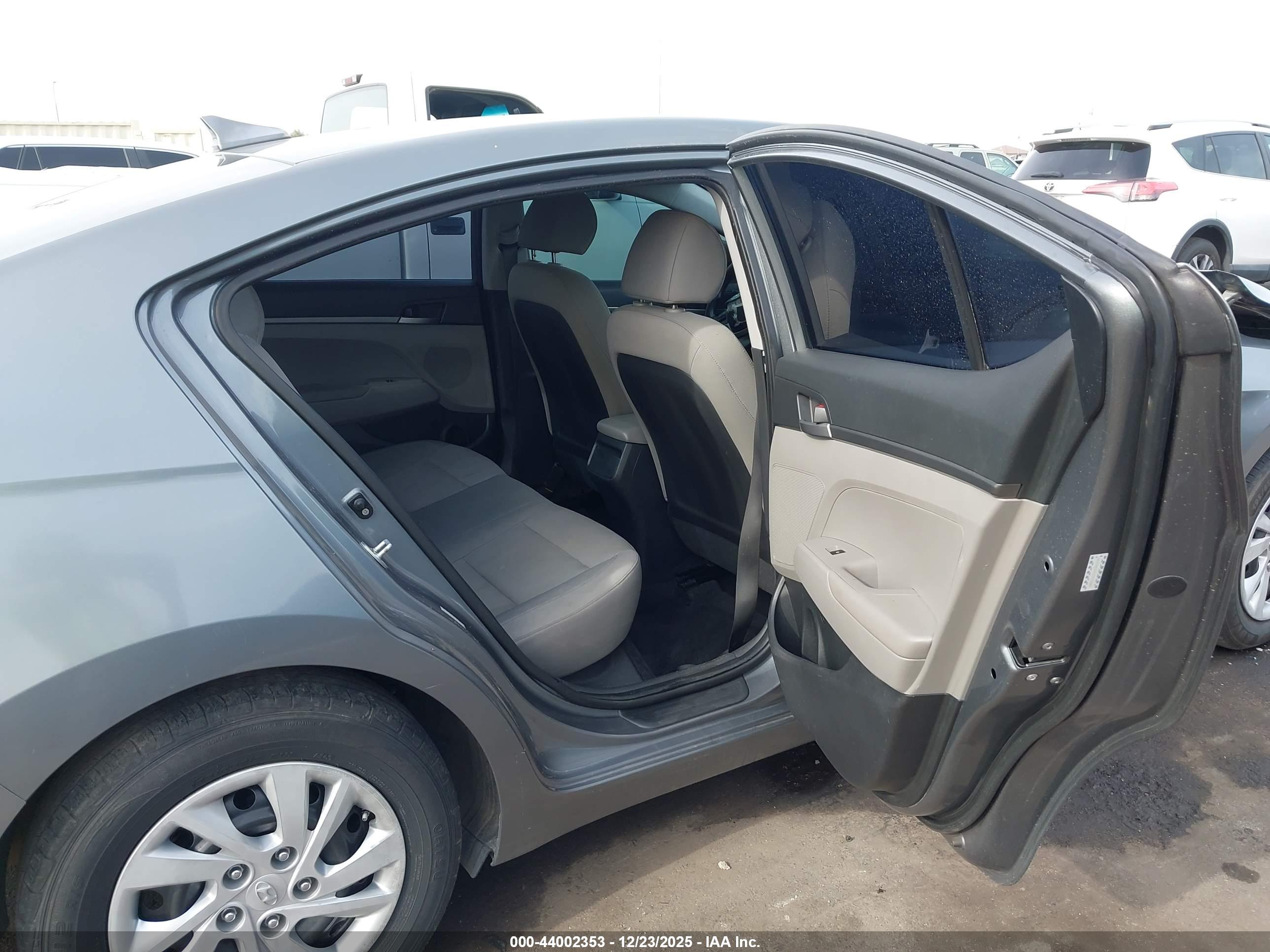 HYUNDAI ELANTRA image 8