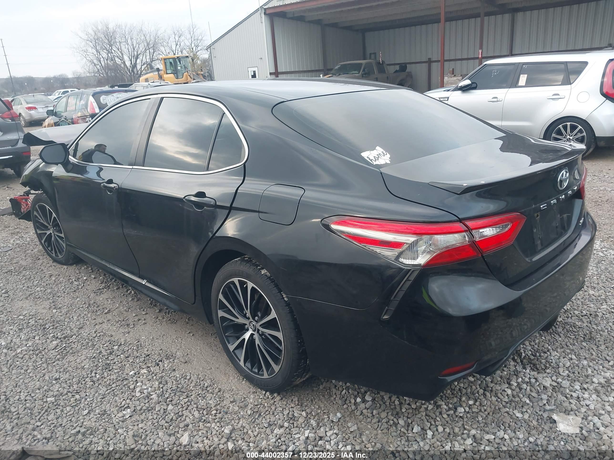 TOYOTA CAMRY image 3