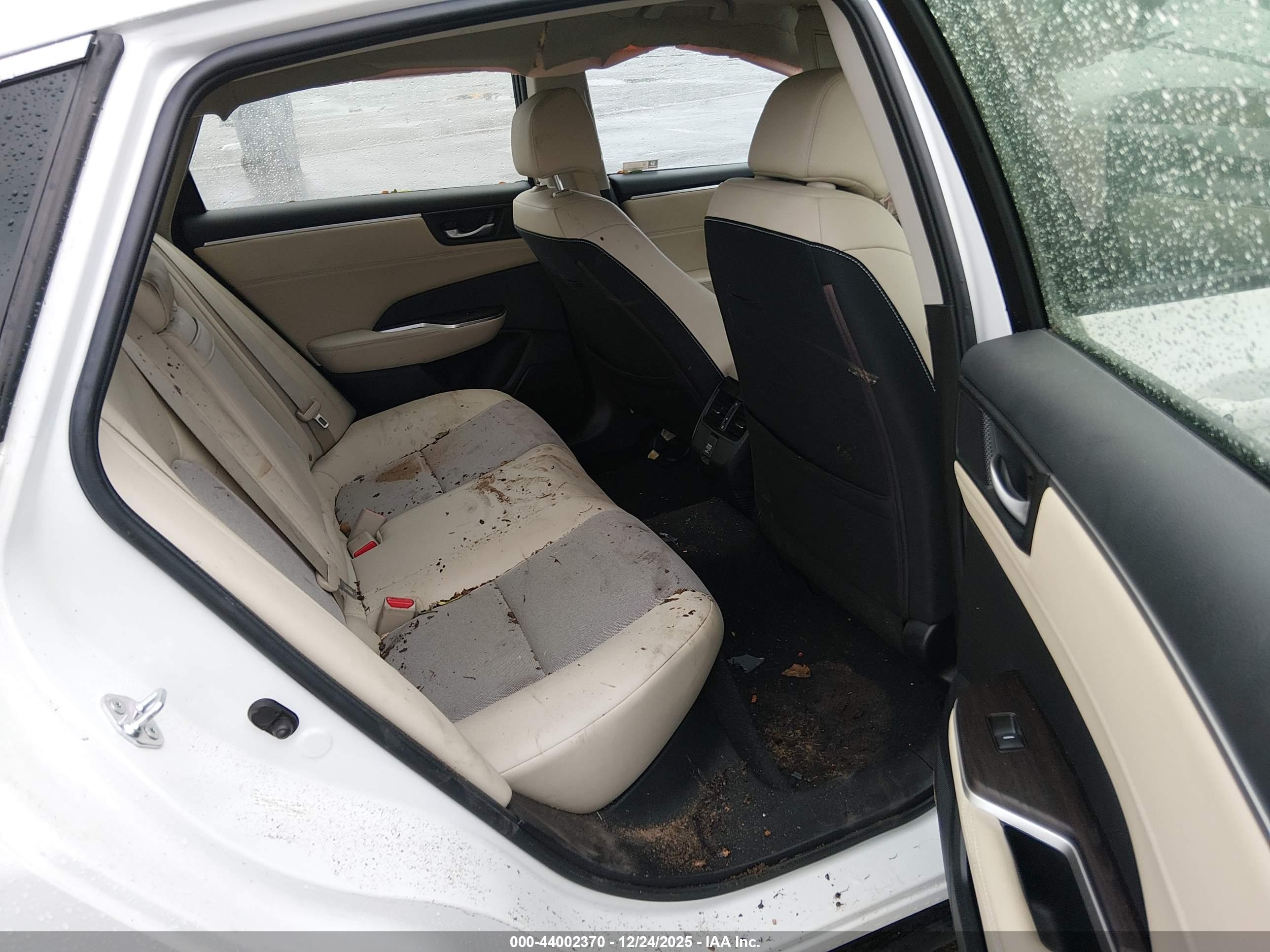 HONDA CLARITY image 8