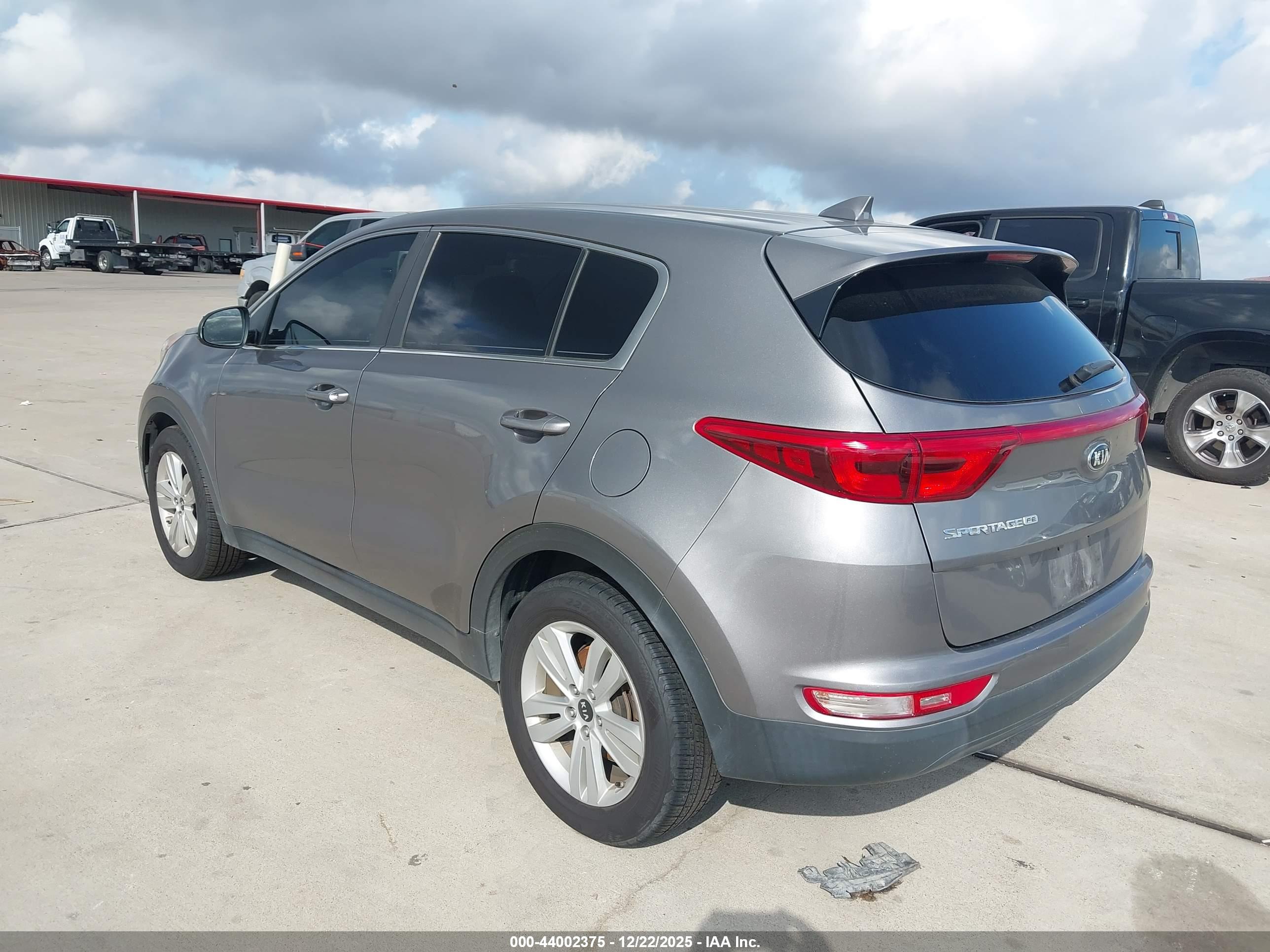 KIA SPORTAGE image 3