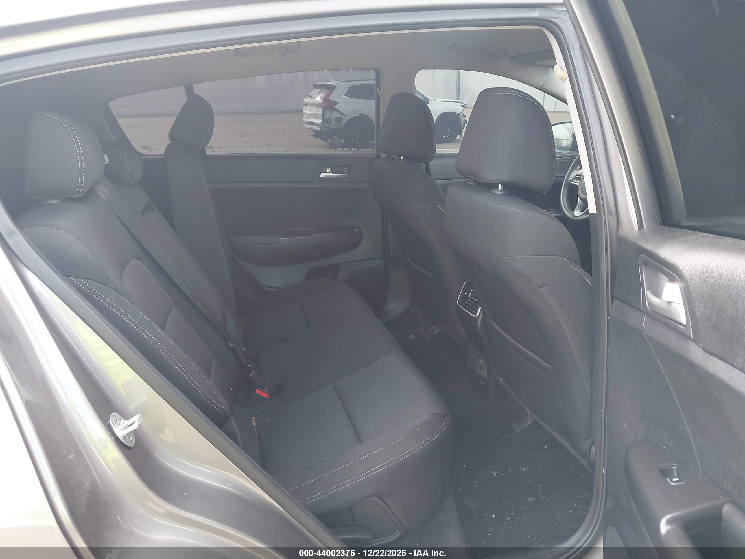 KIA SPORTAGE image 8