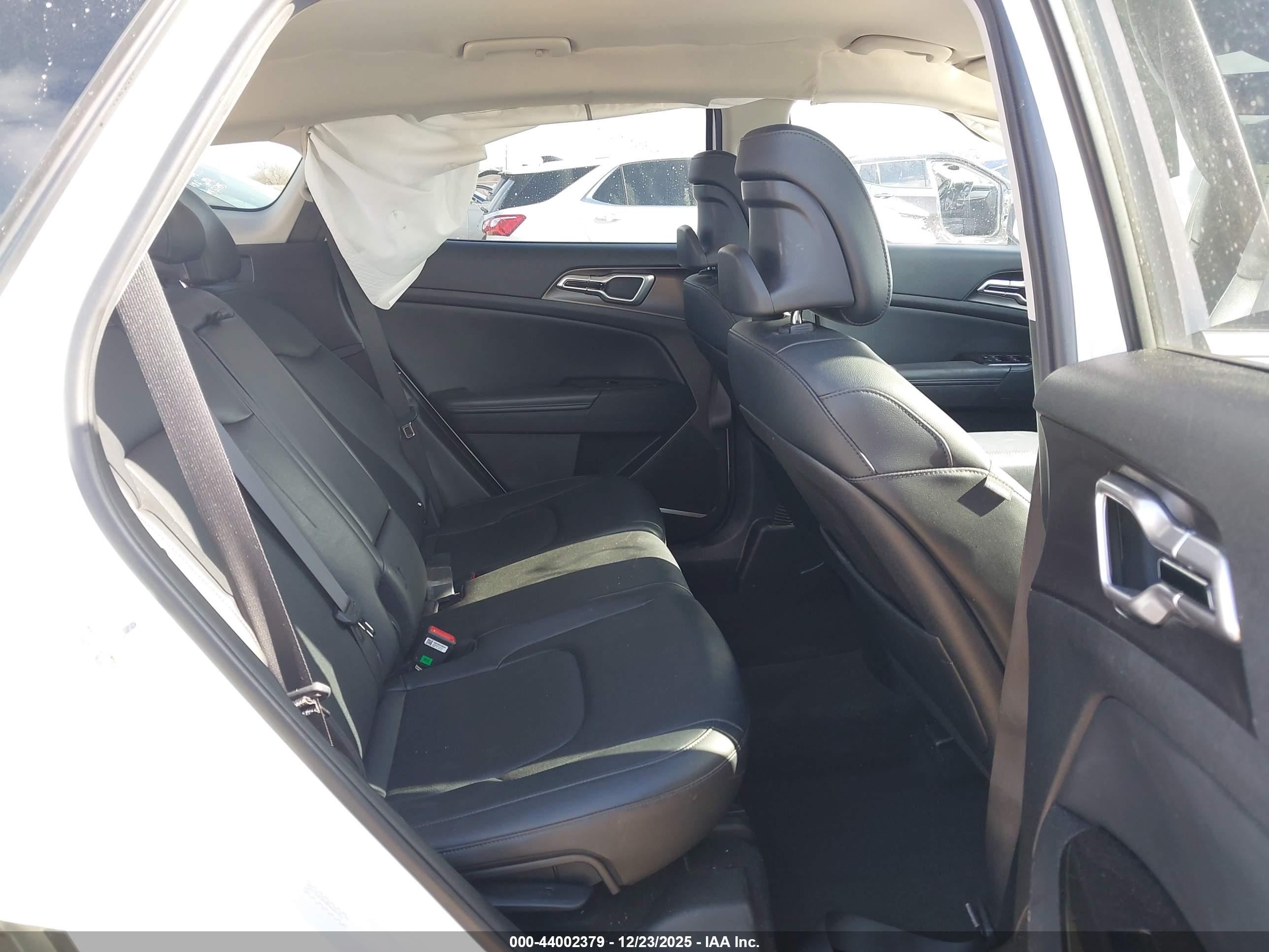 KIA SPORTAGE image 8