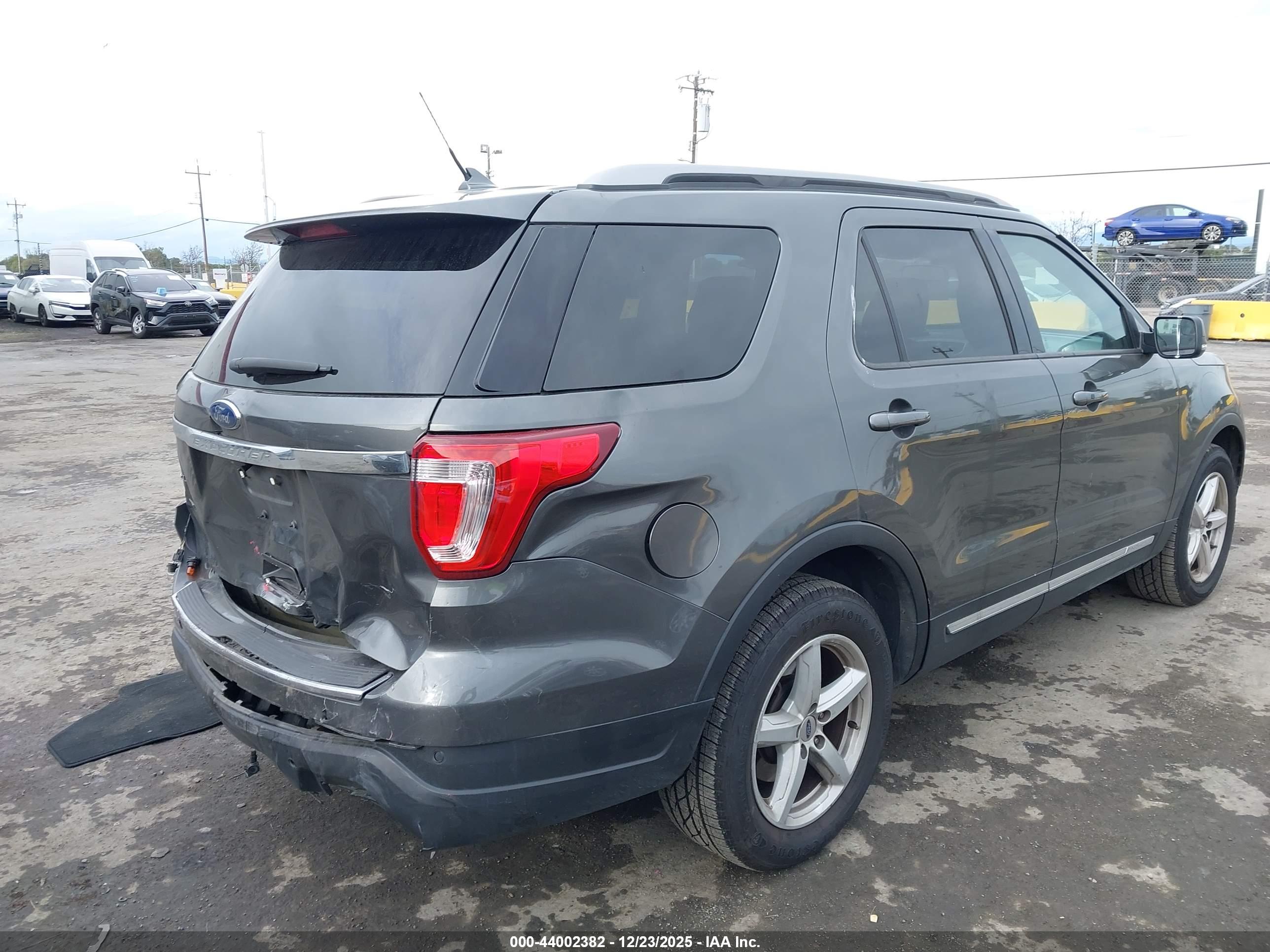 FORD EXPLORER image 4