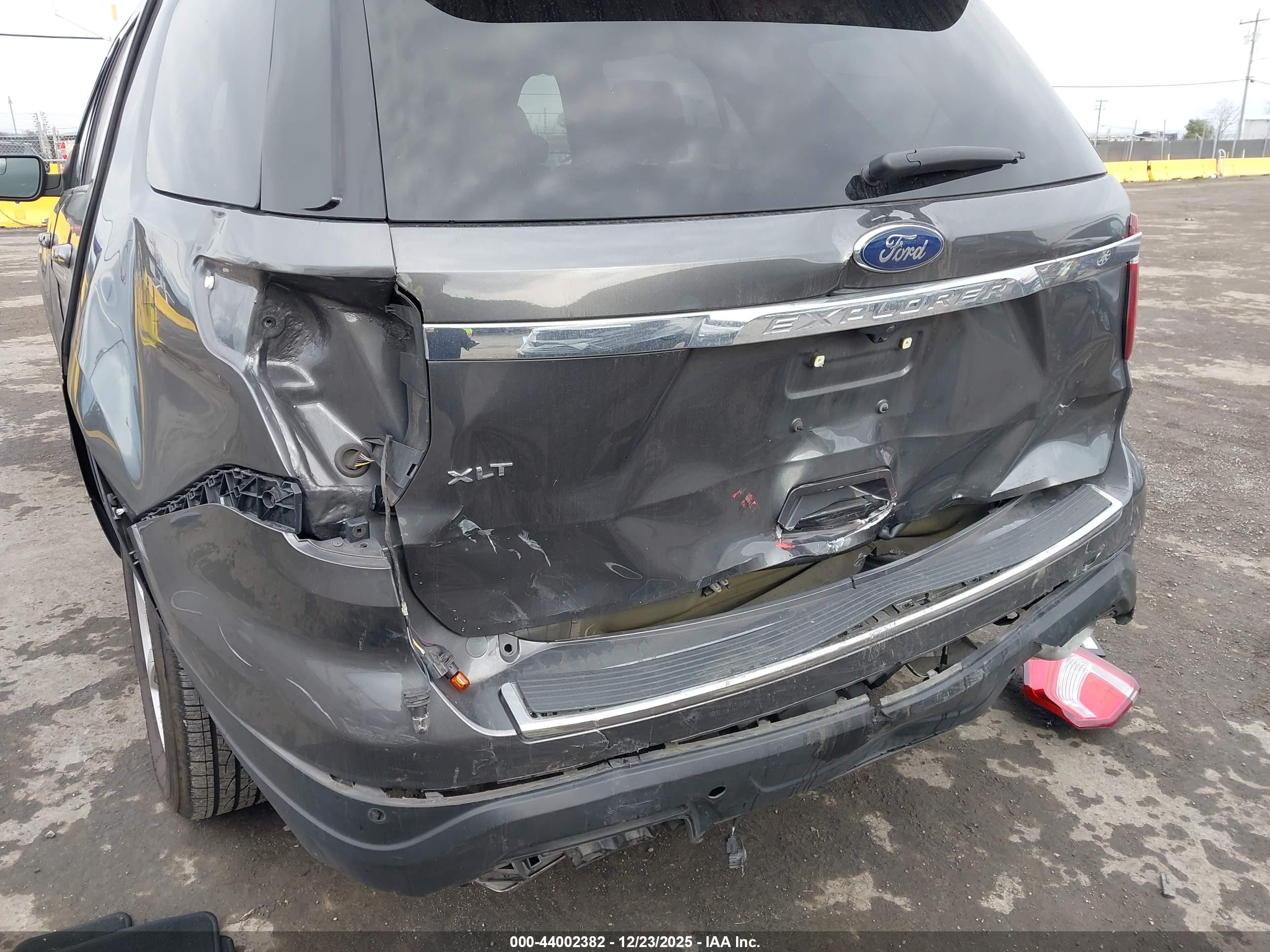 FORD EXPLORER image 6