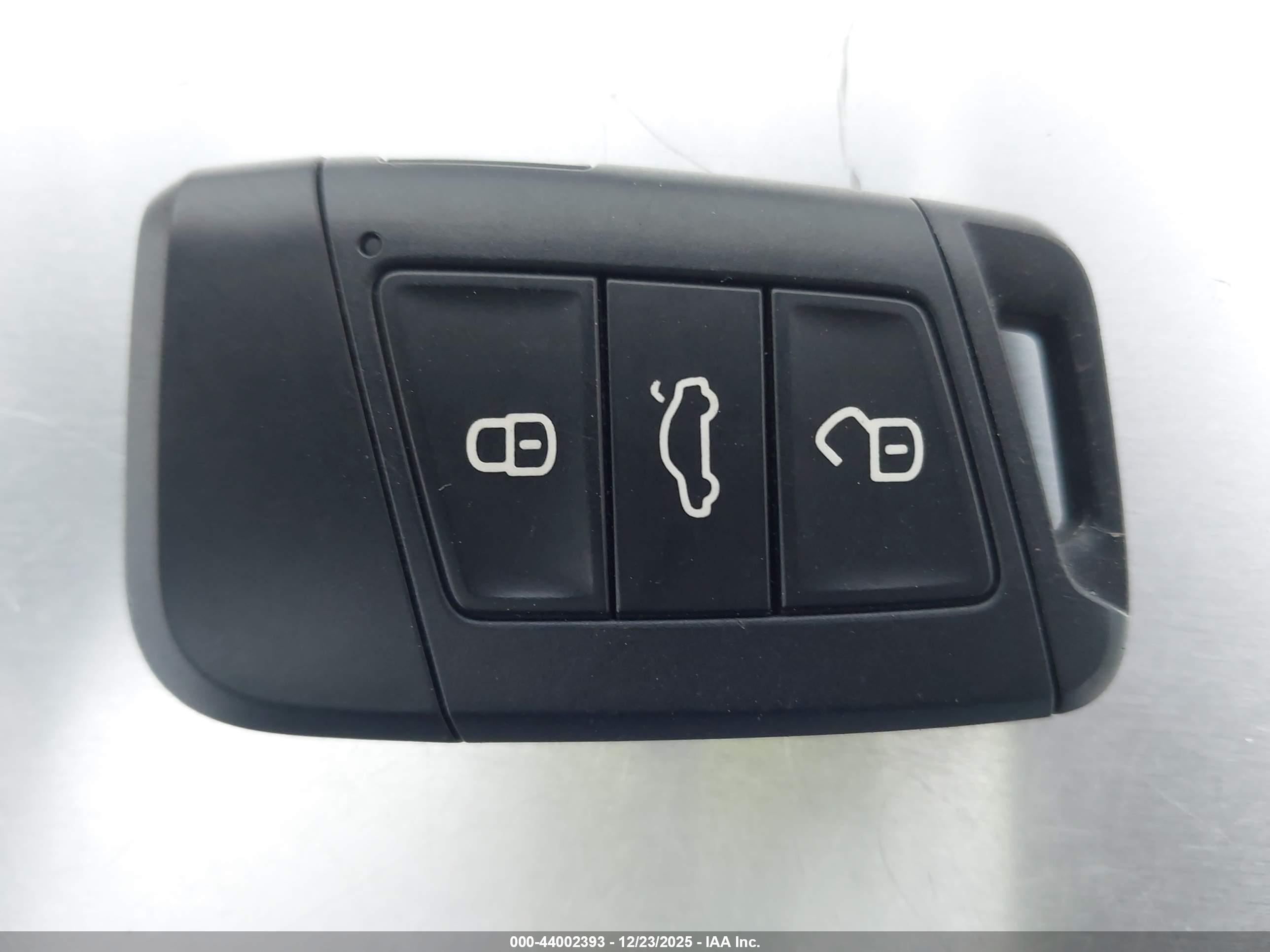VOLKSWAGEN TAOS image 11