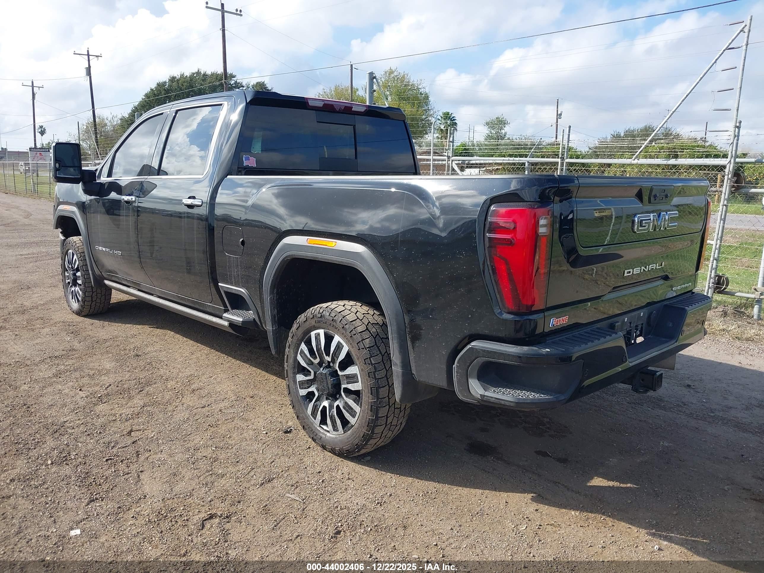 GMC SIERRA image 3