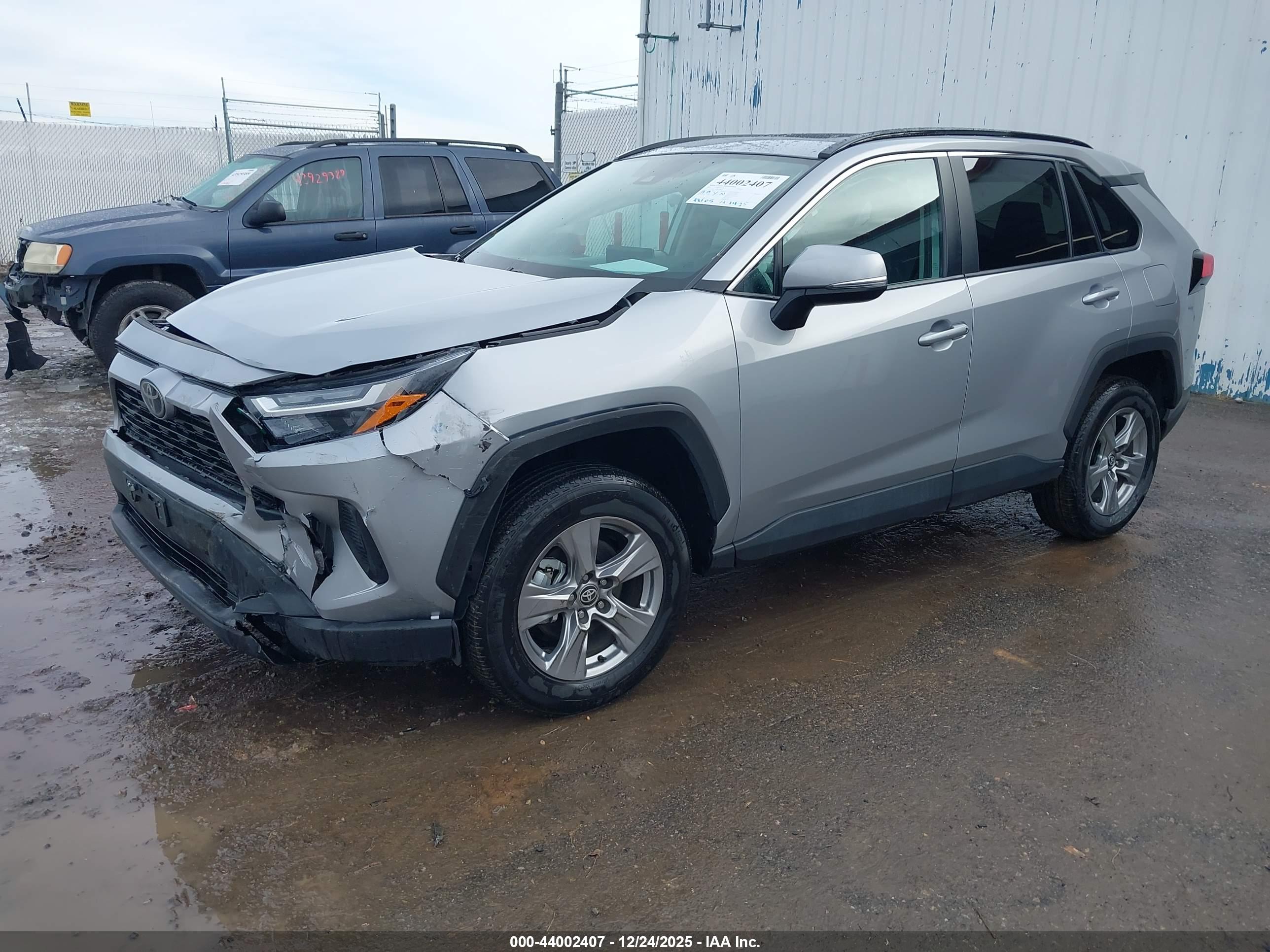 TOYOTA RAV4 image 2