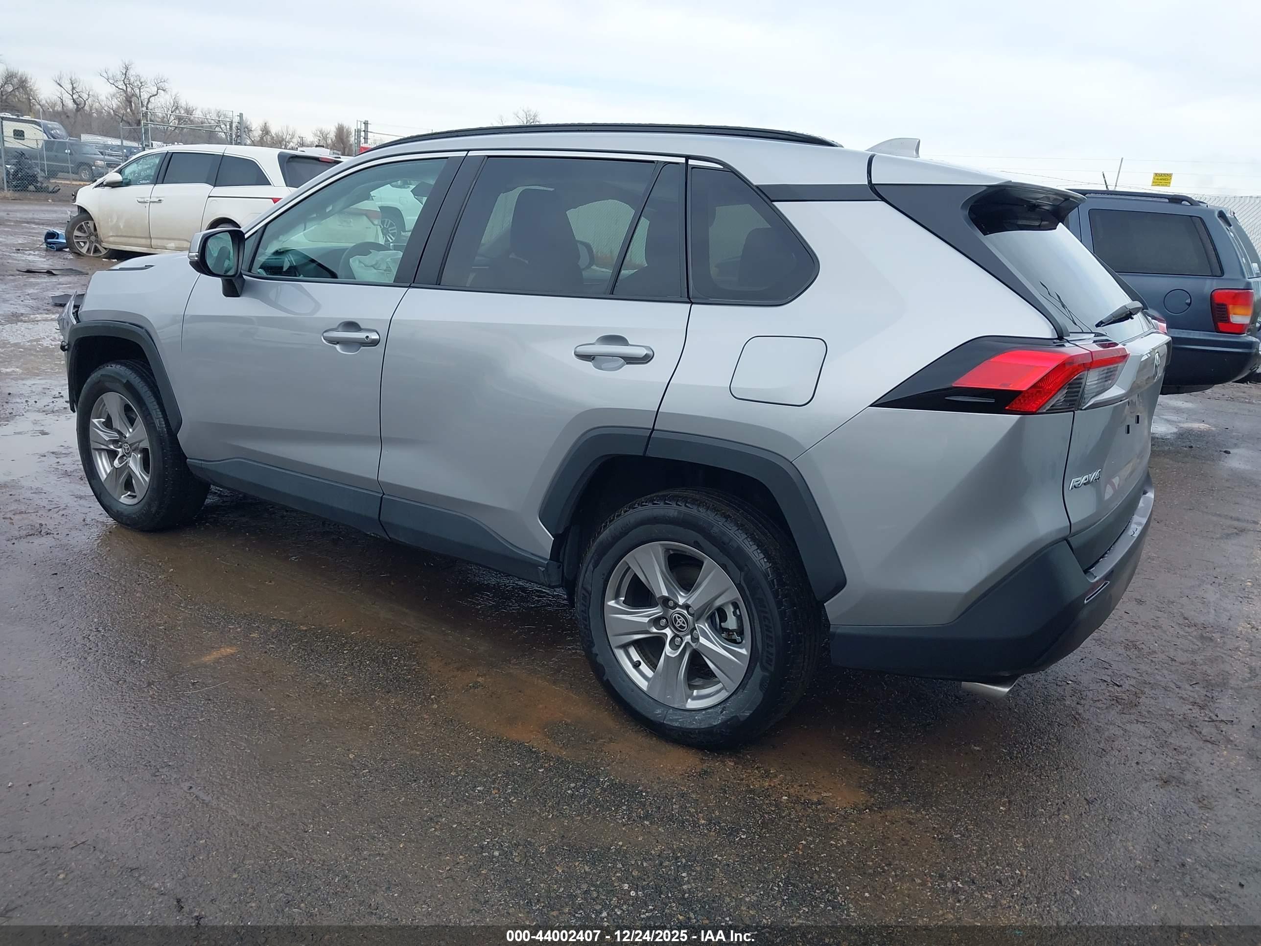 TOYOTA RAV4 image 3