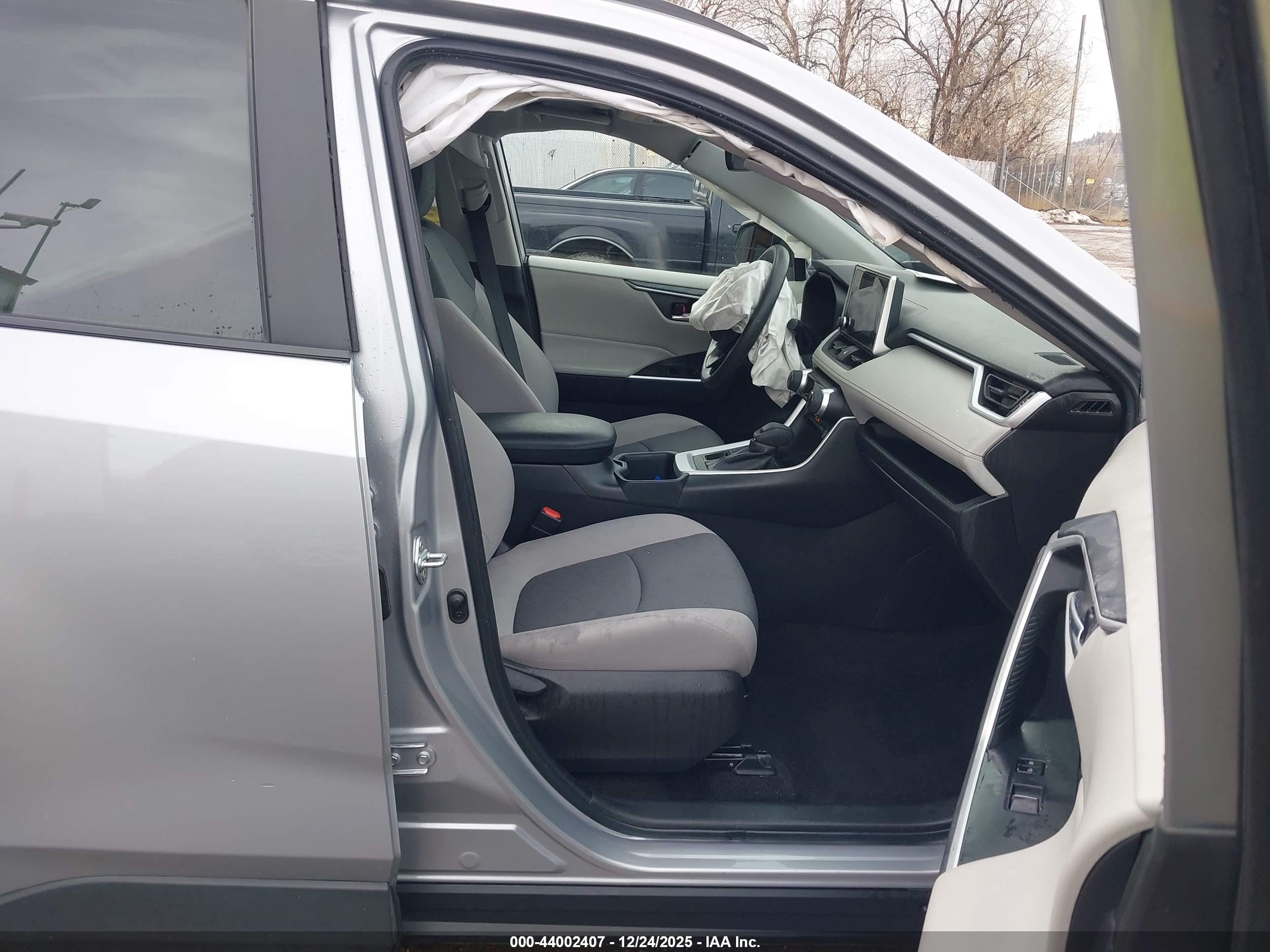 TOYOTA RAV4 image 5