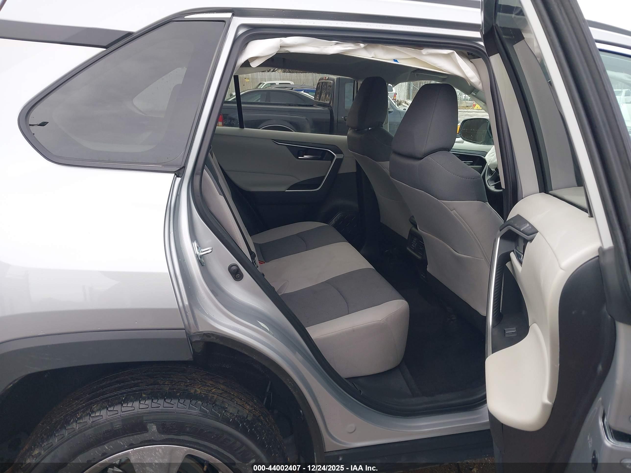 TOYOTA RAV4 image 8