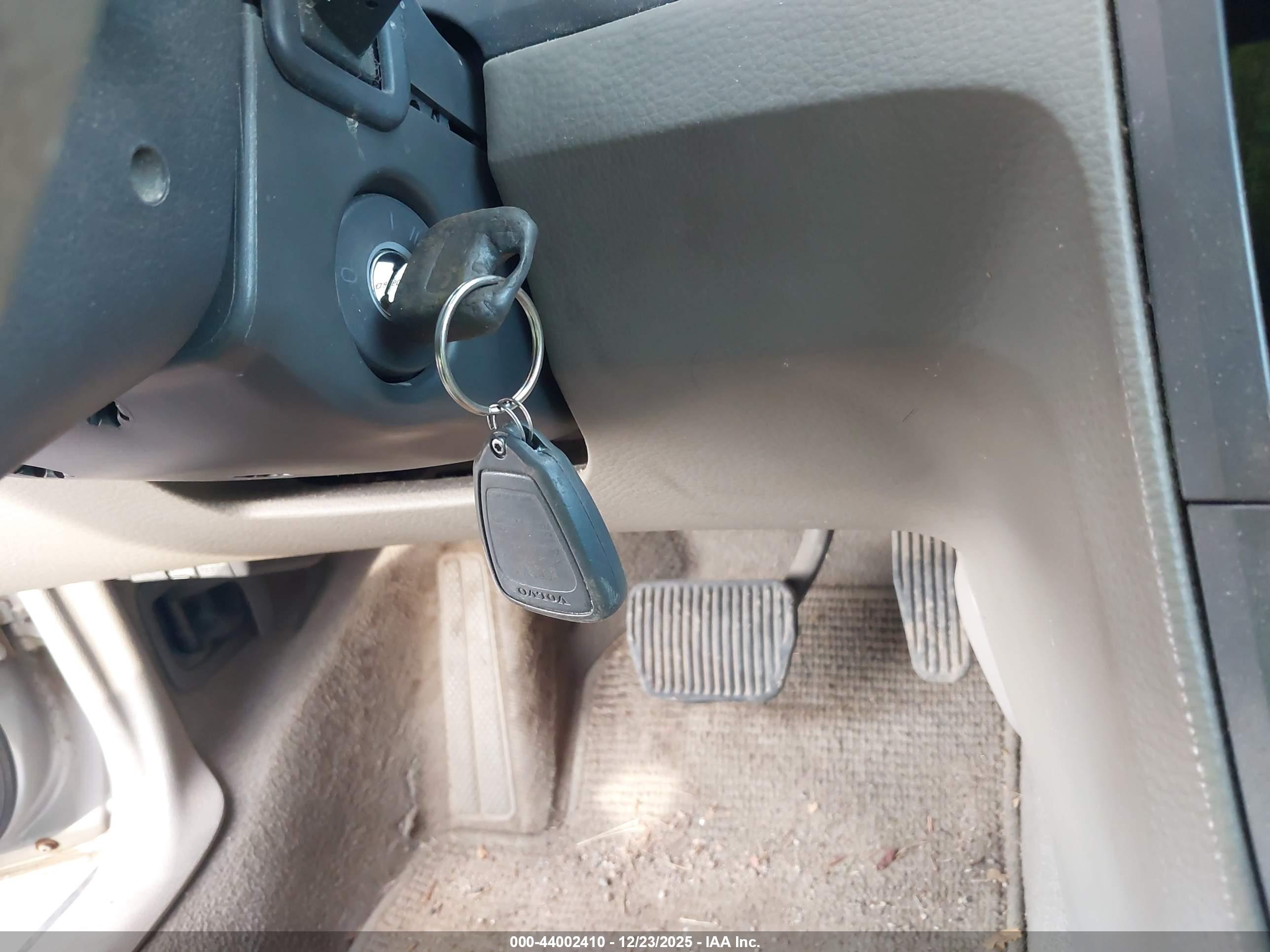 VOLVO XC70 image 11