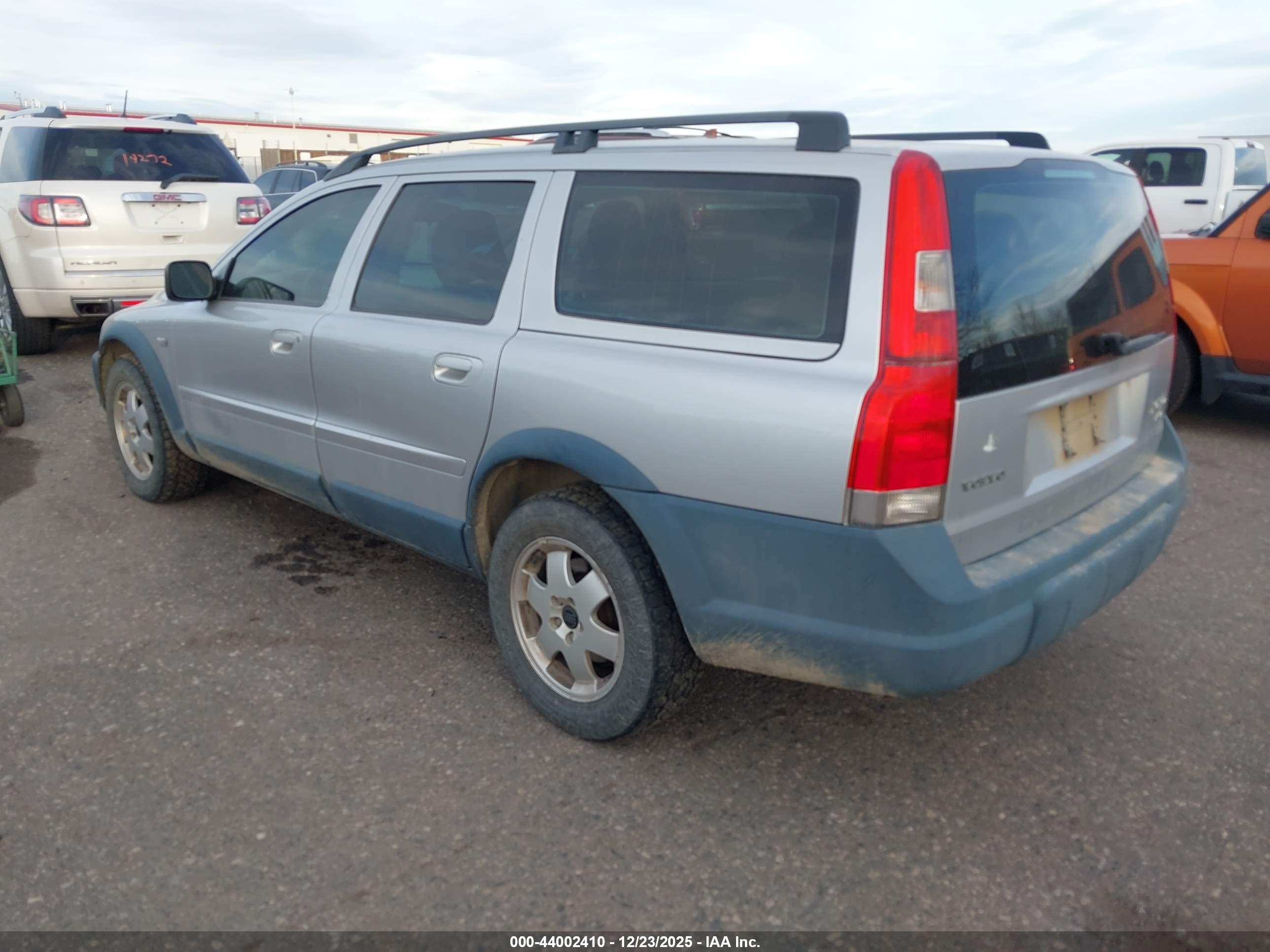 VOLVO XC70 image 3