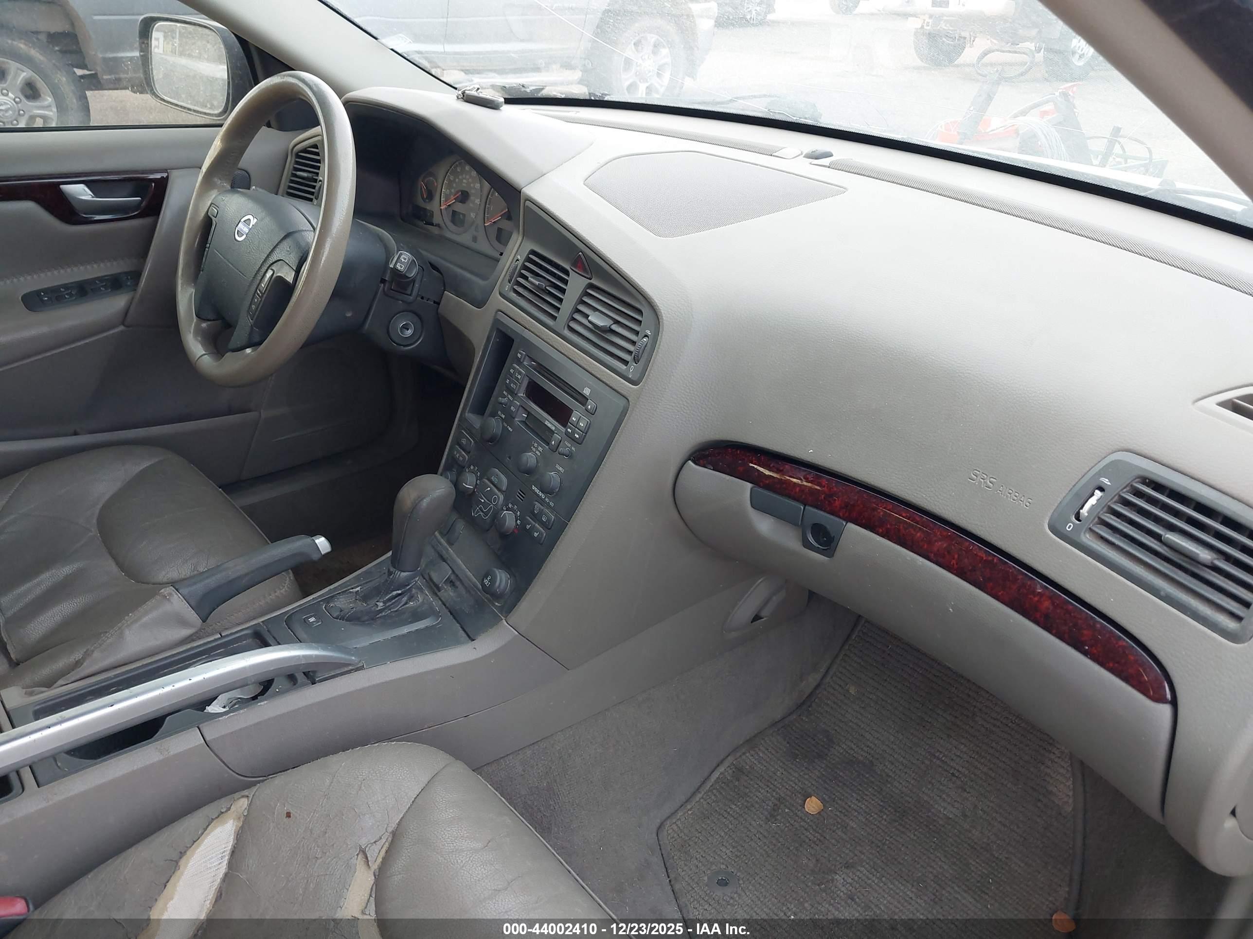 VOLVO XC70 image 5