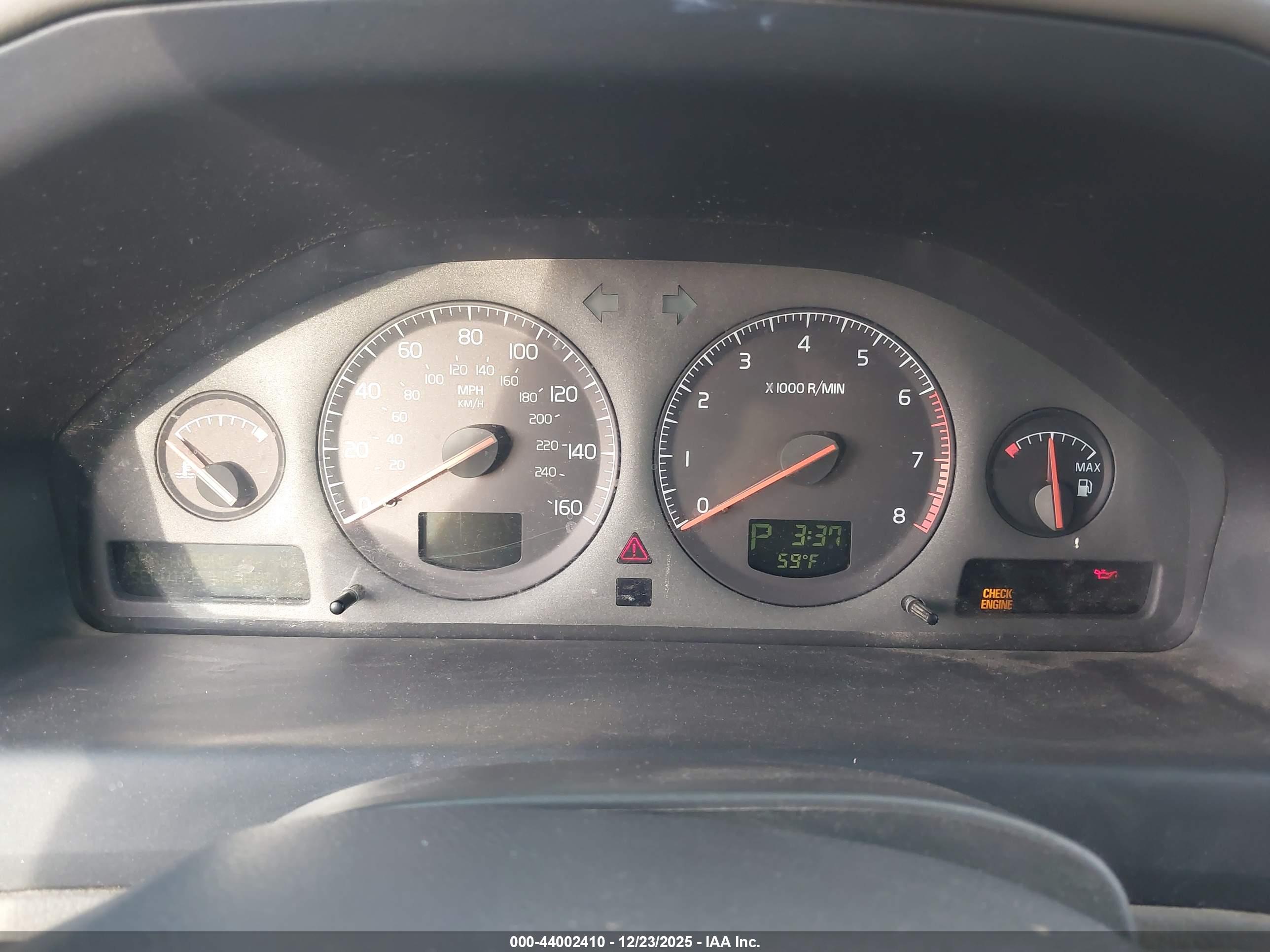 VOLVO XC70 image 7