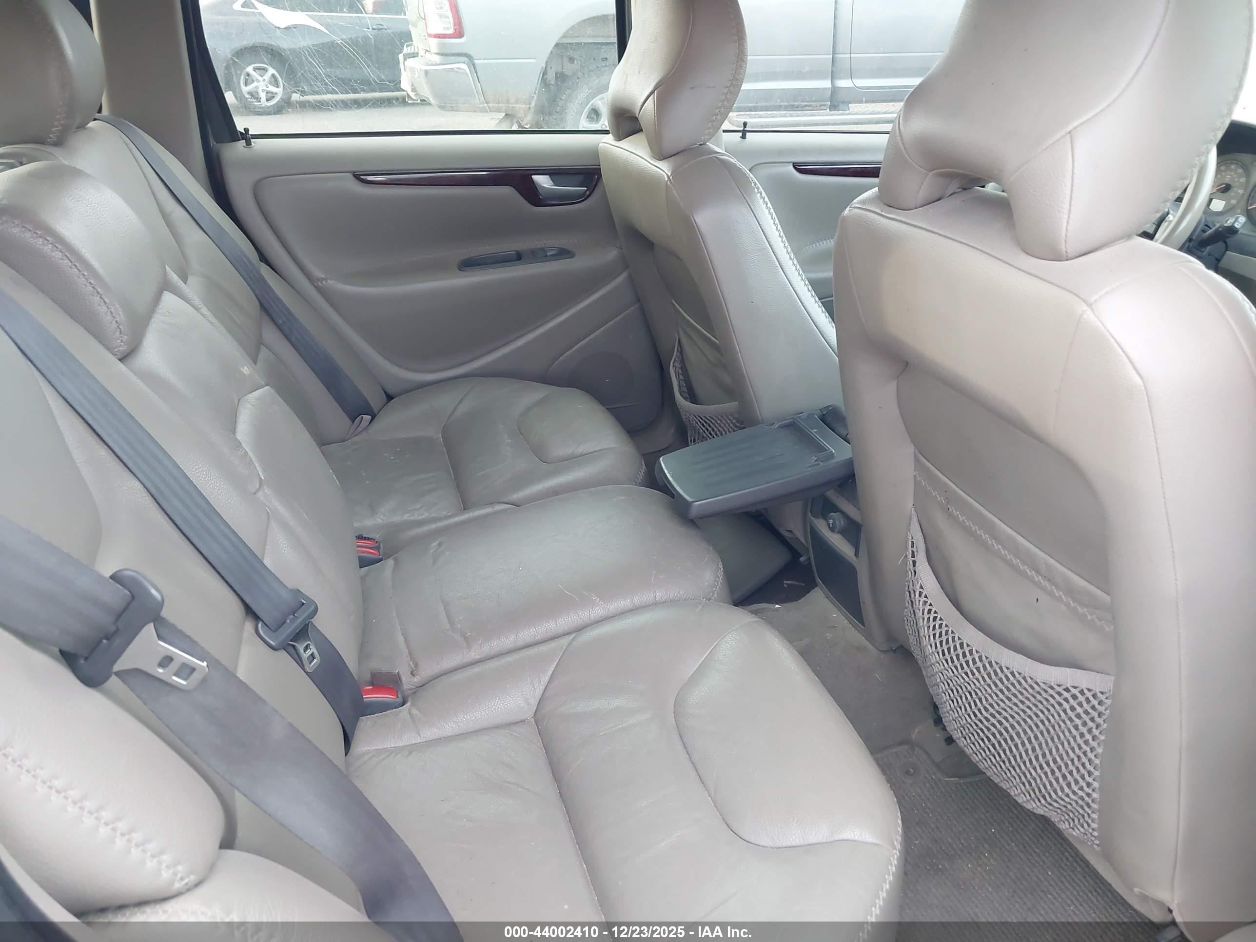 VOLVO XC70 image 8