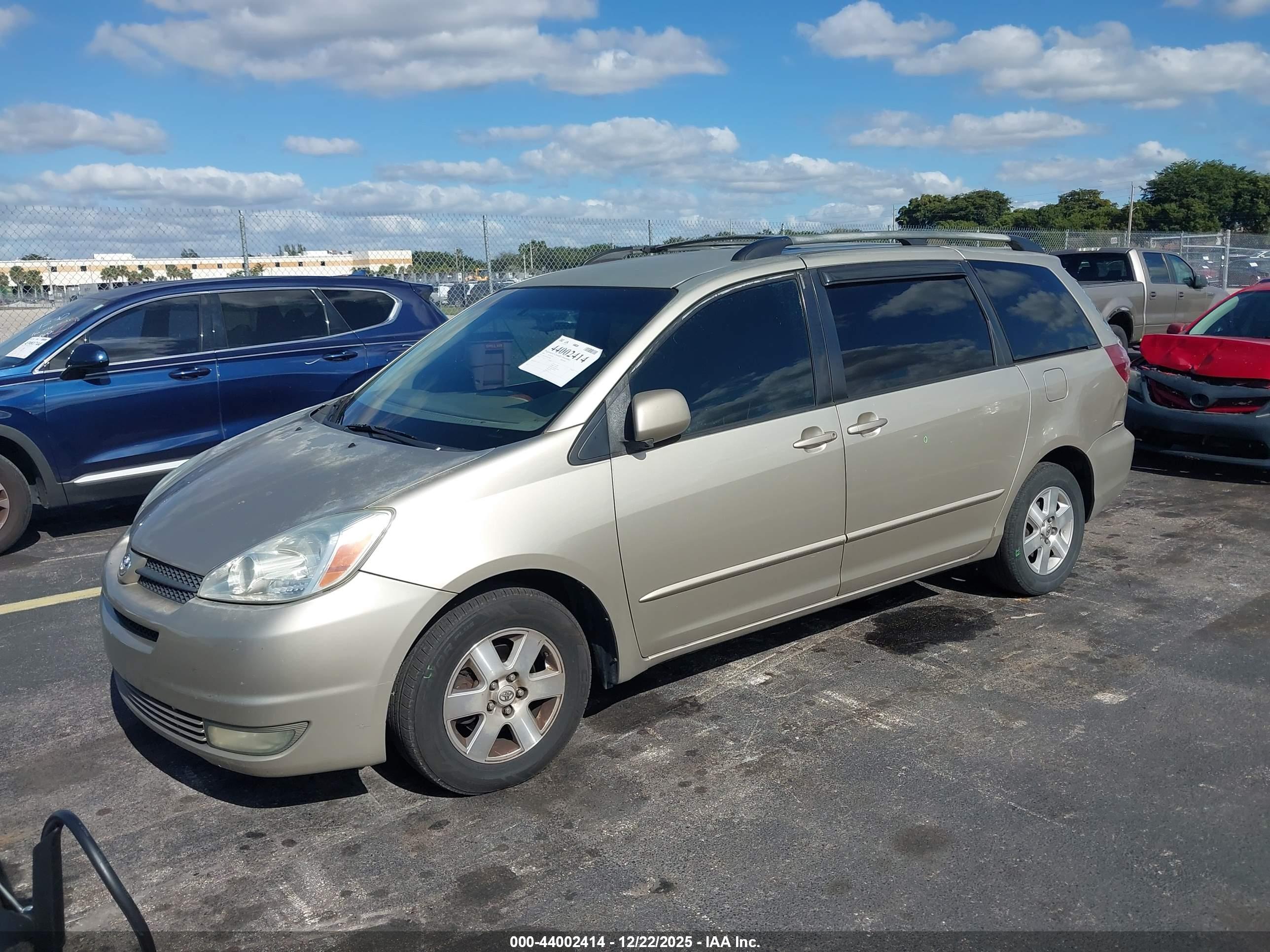 TOYOTA SIENNA image 2