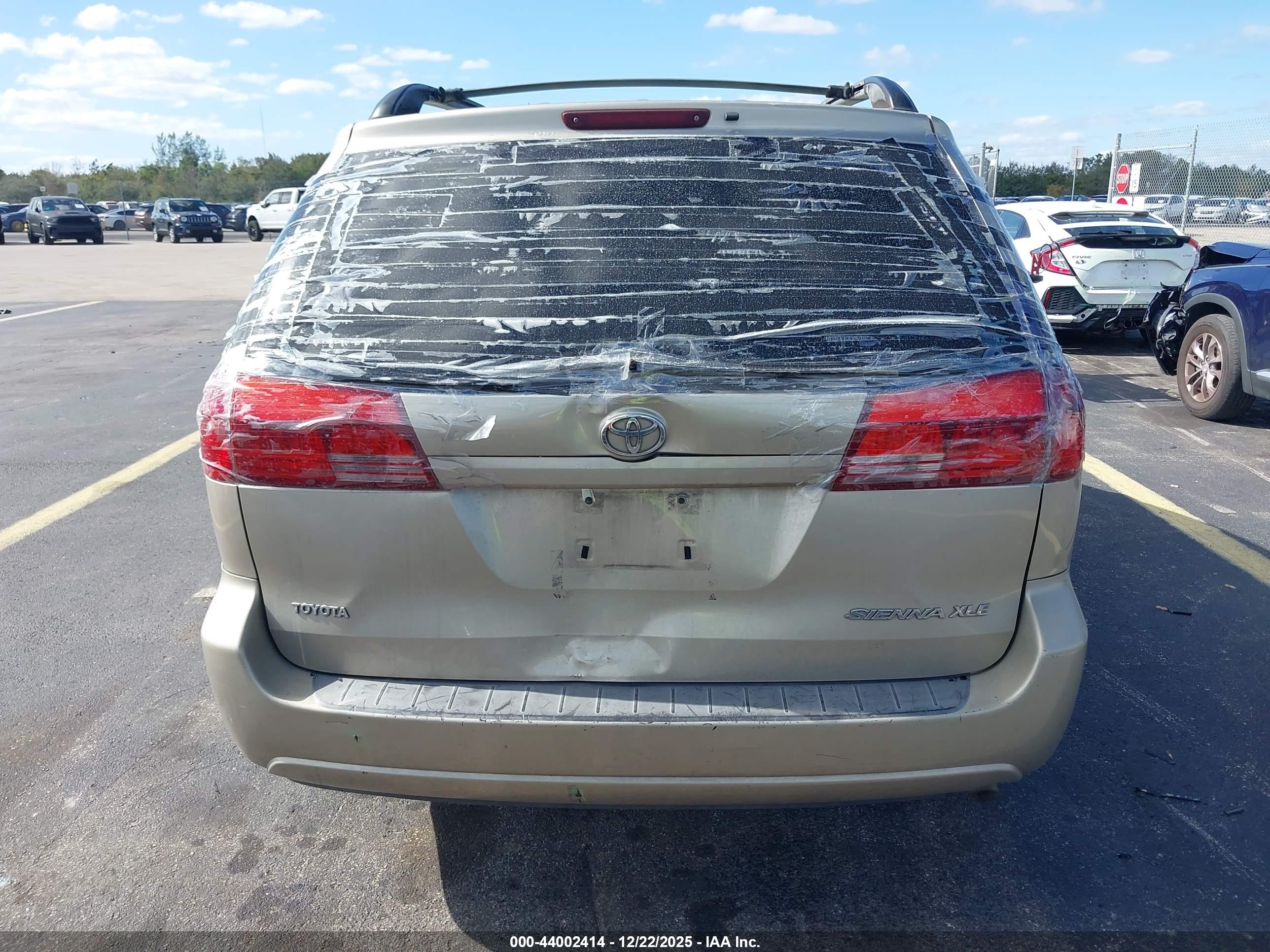 TOYOTA SIENNA image 6