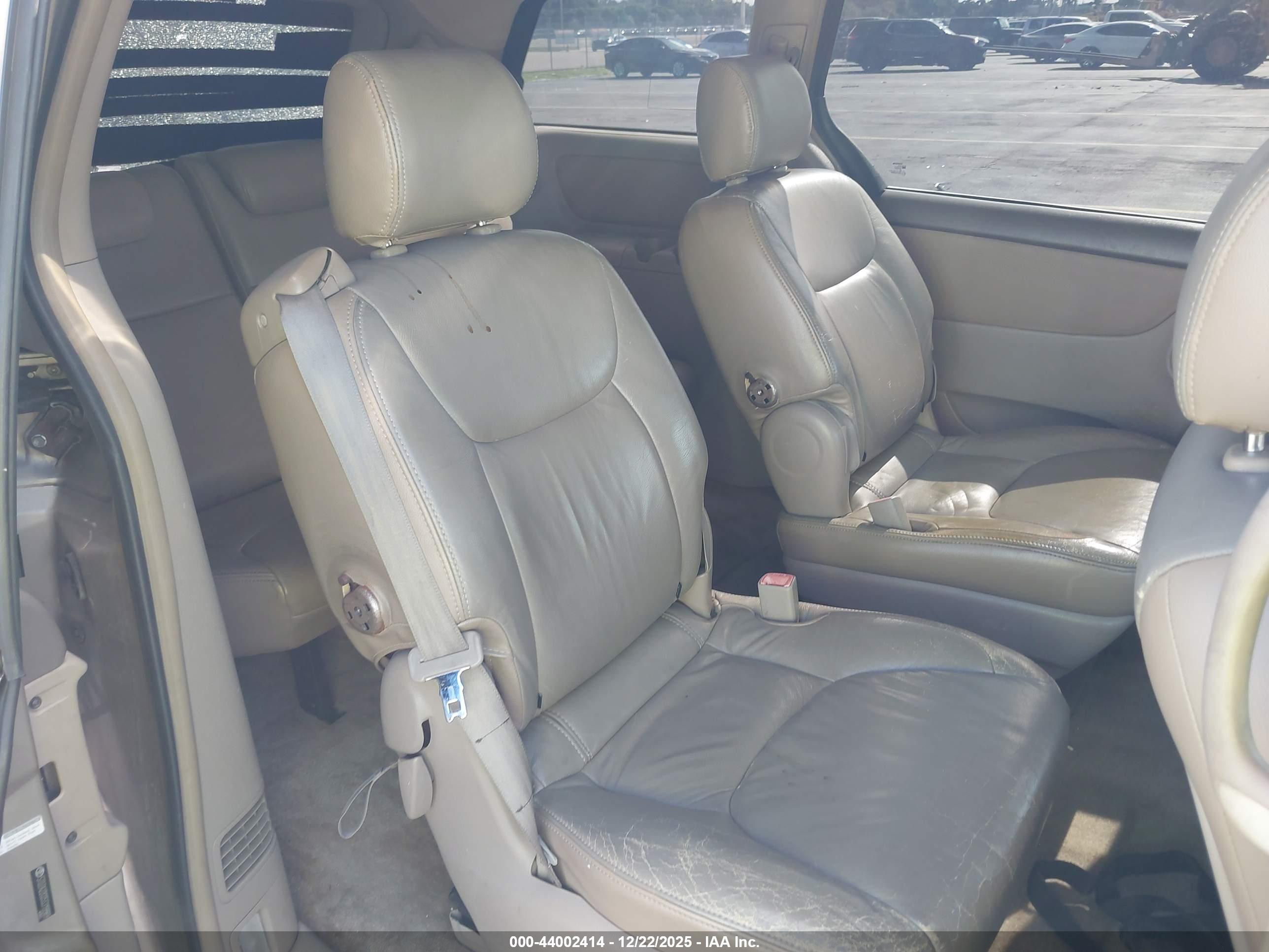 TOYOTA SIENNA image 8