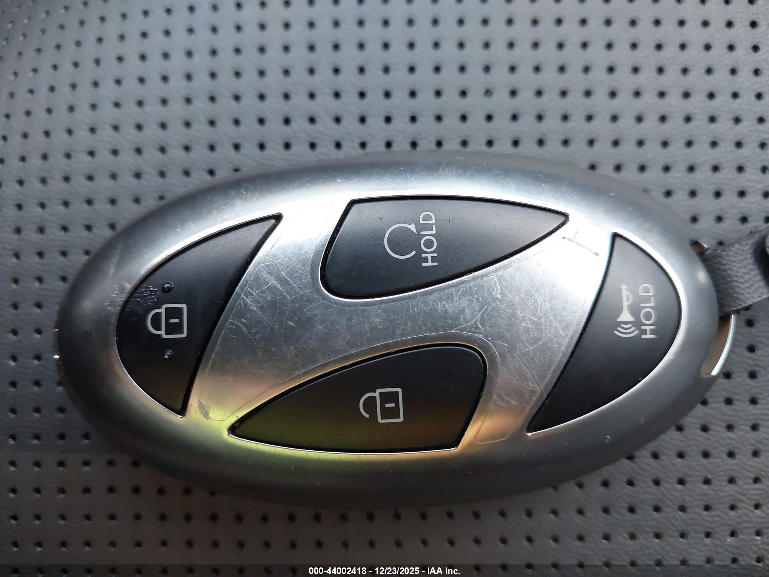 HYUNDAI SANTA image 11