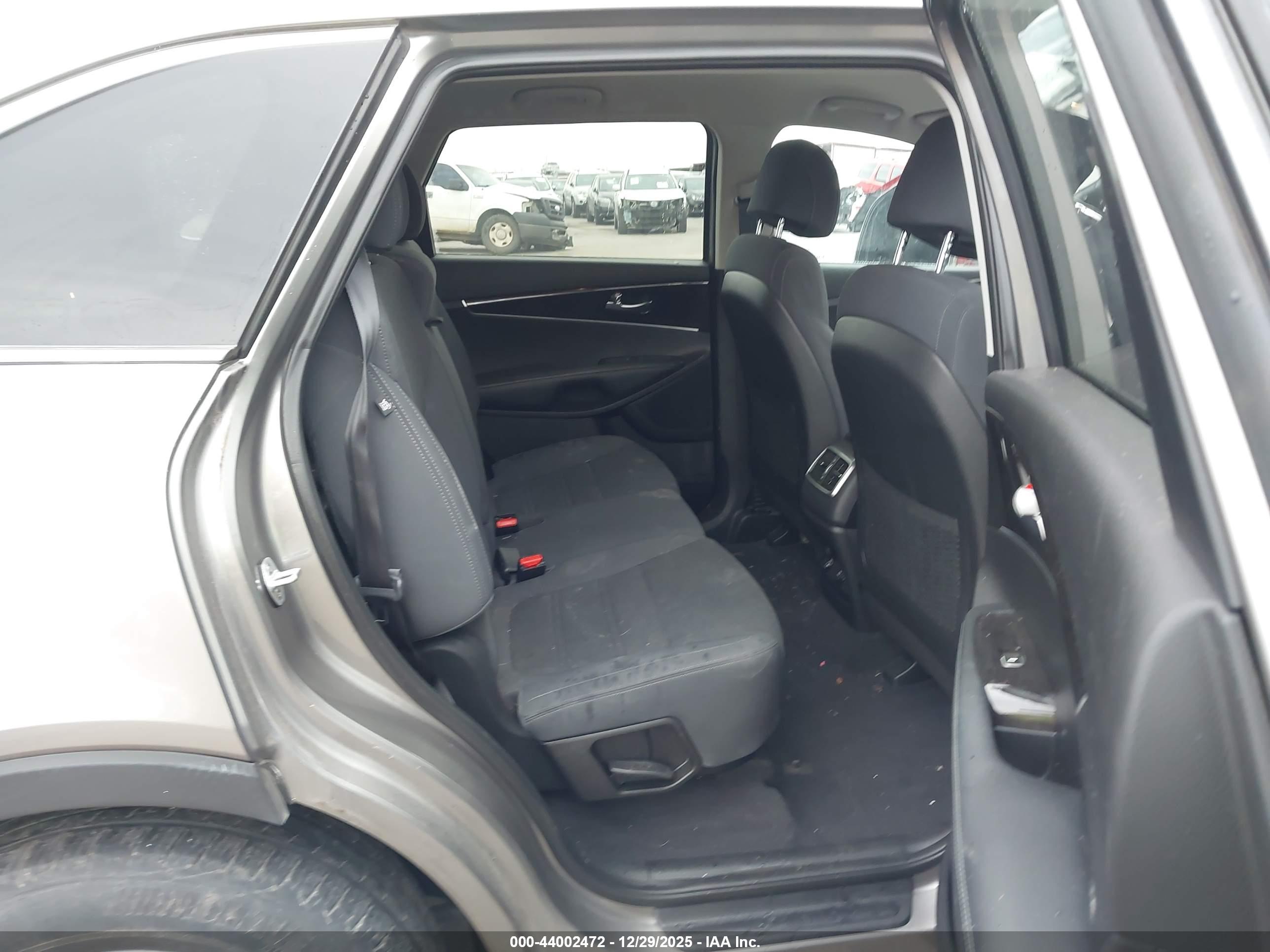 KIA SORENTO image 8